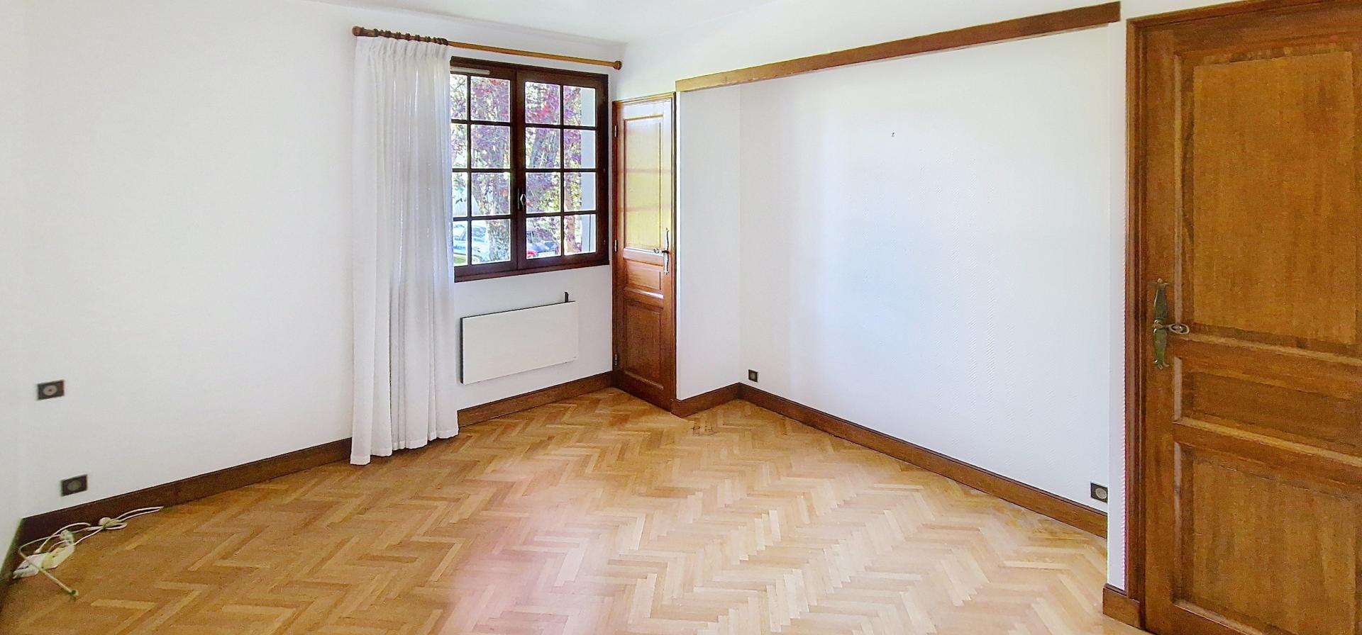 Photo 12 of the listing.