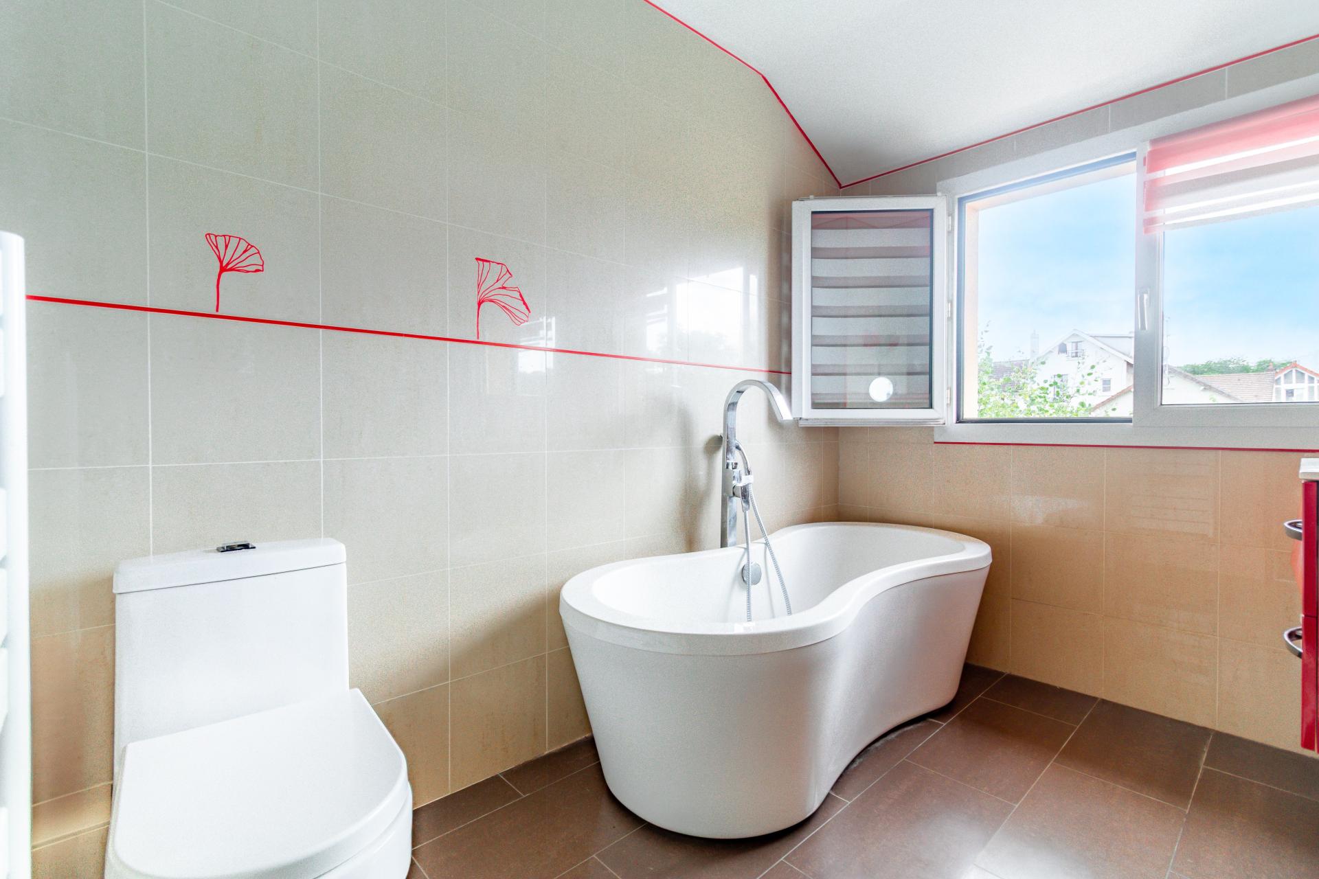 Photo 8 of the listing.