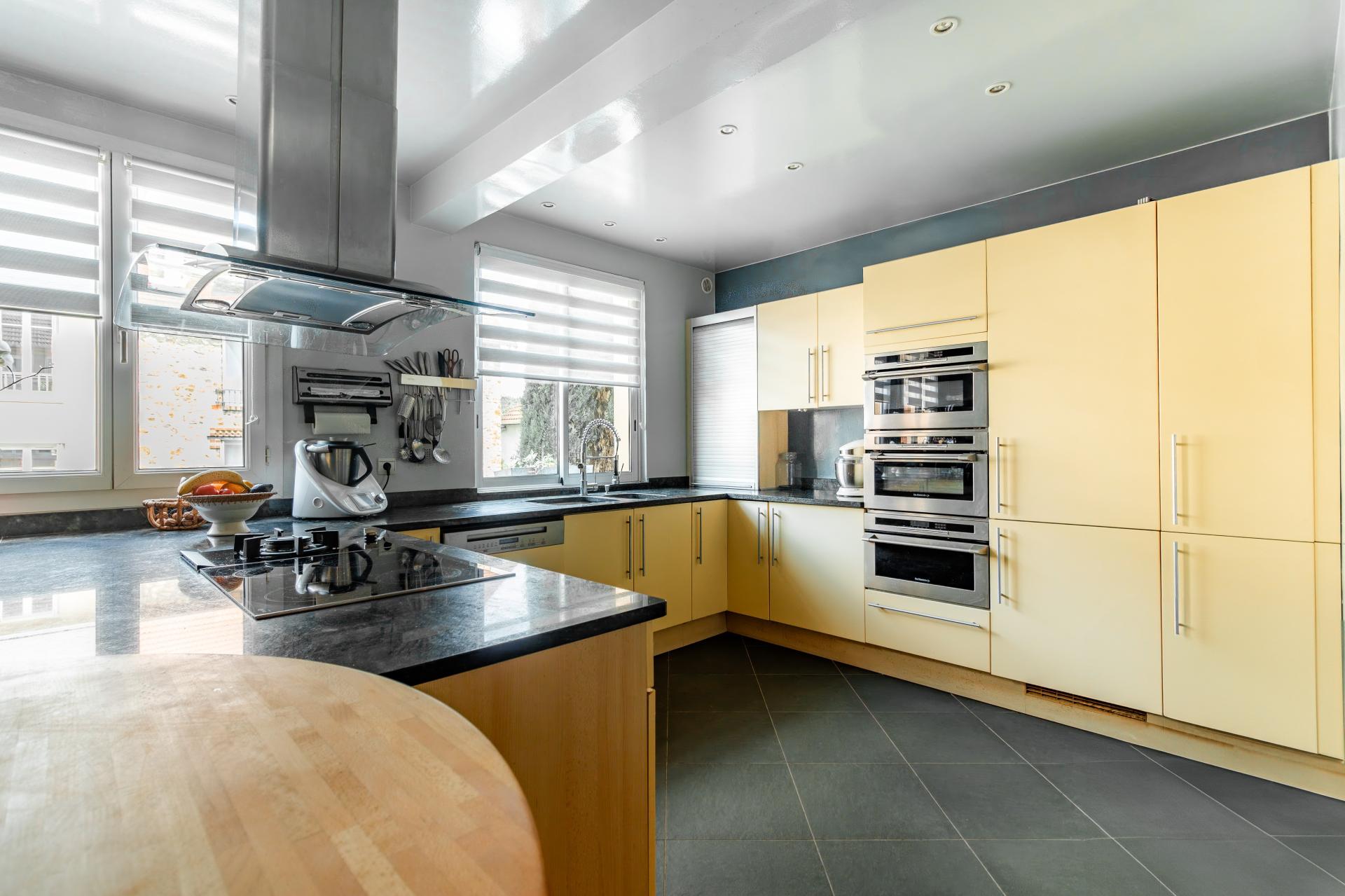 Photo 5 of the listing.