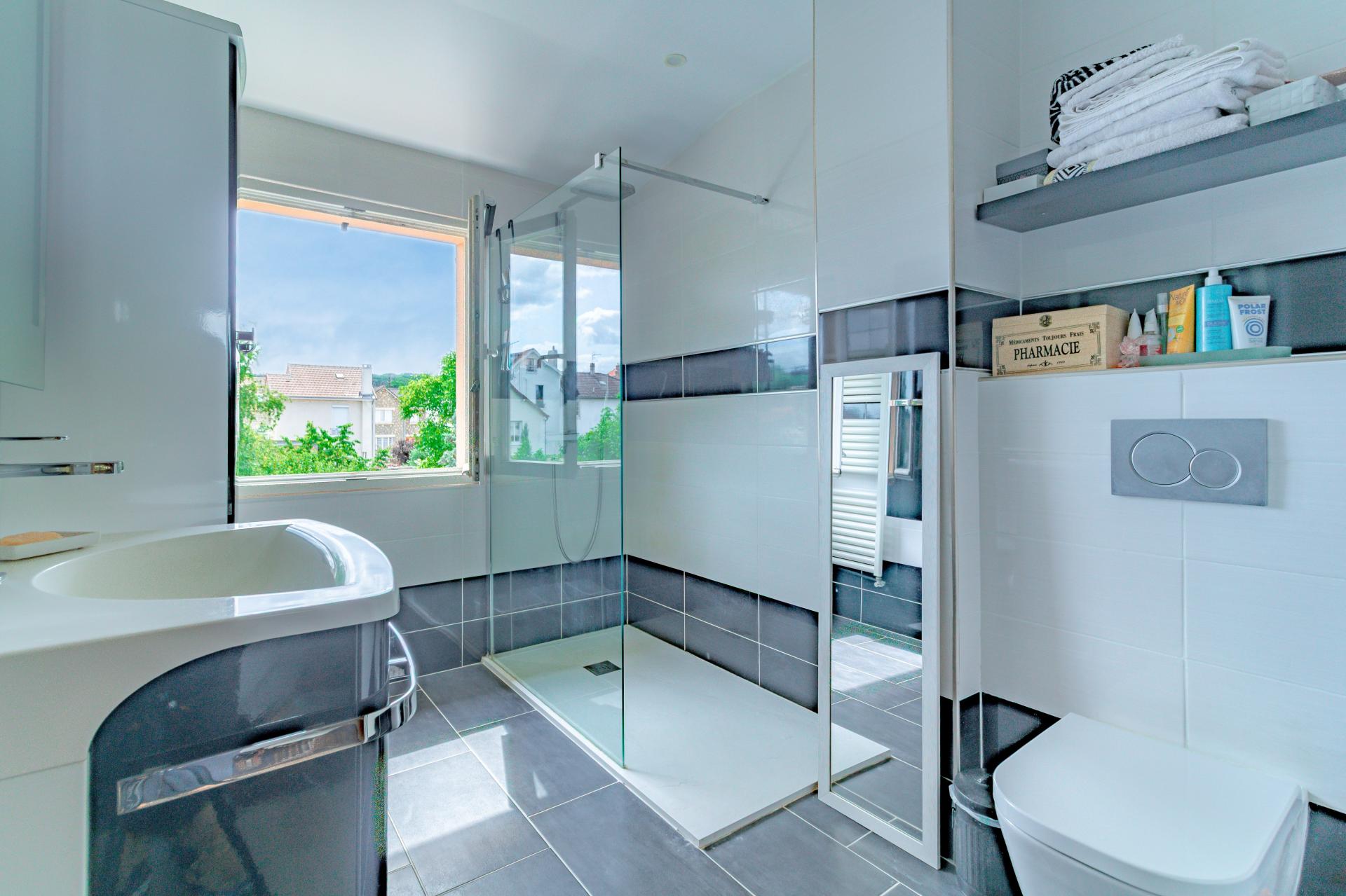 Photo 10 of the listing.