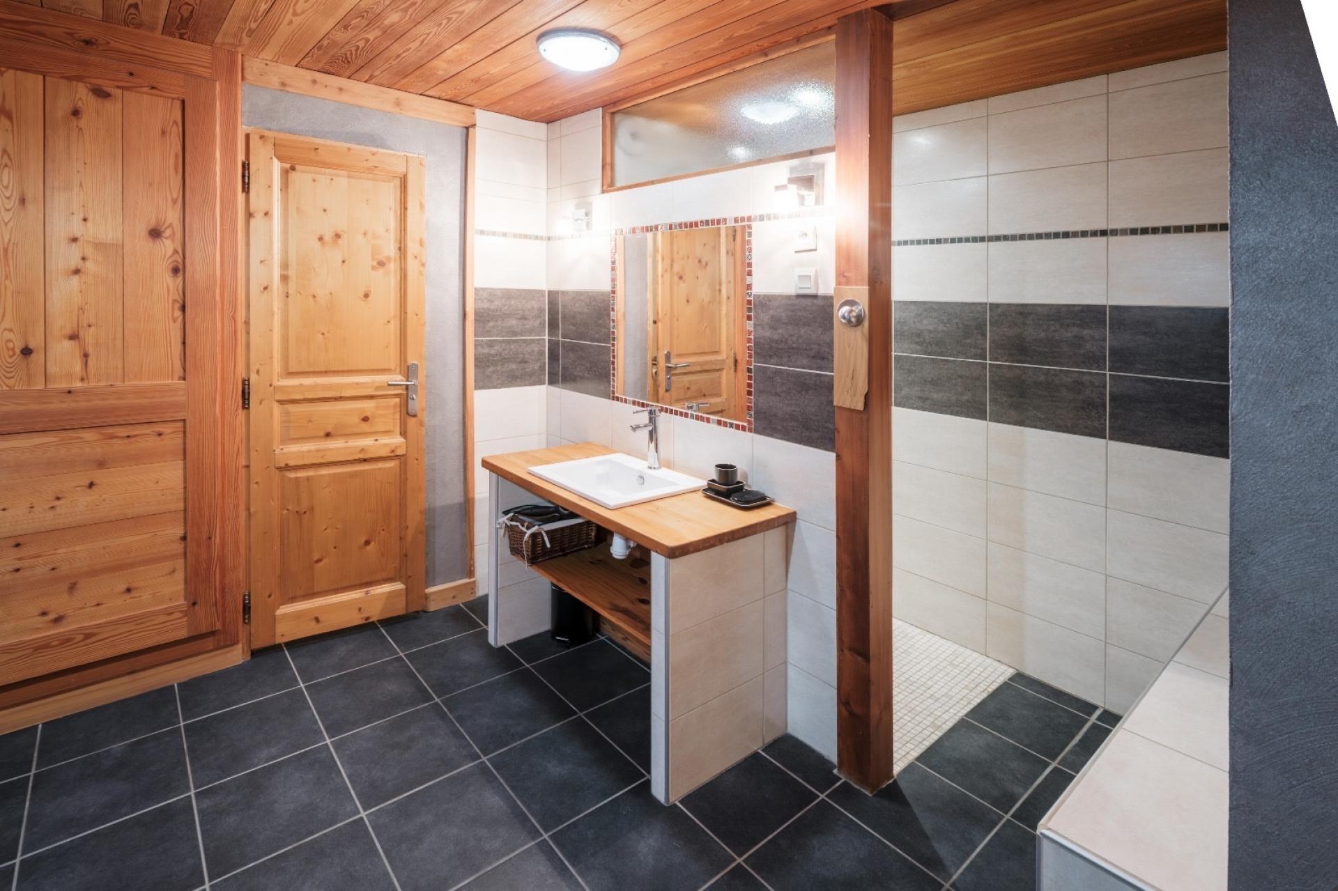 Photo 3 of the listing.