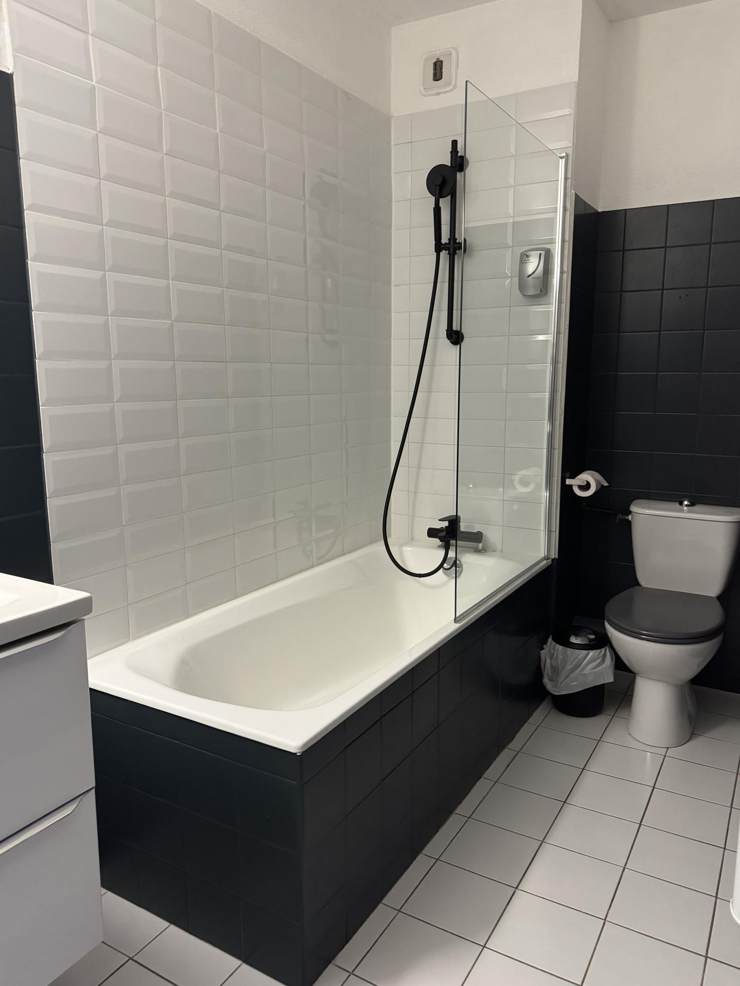 Photo 6 of the listing.