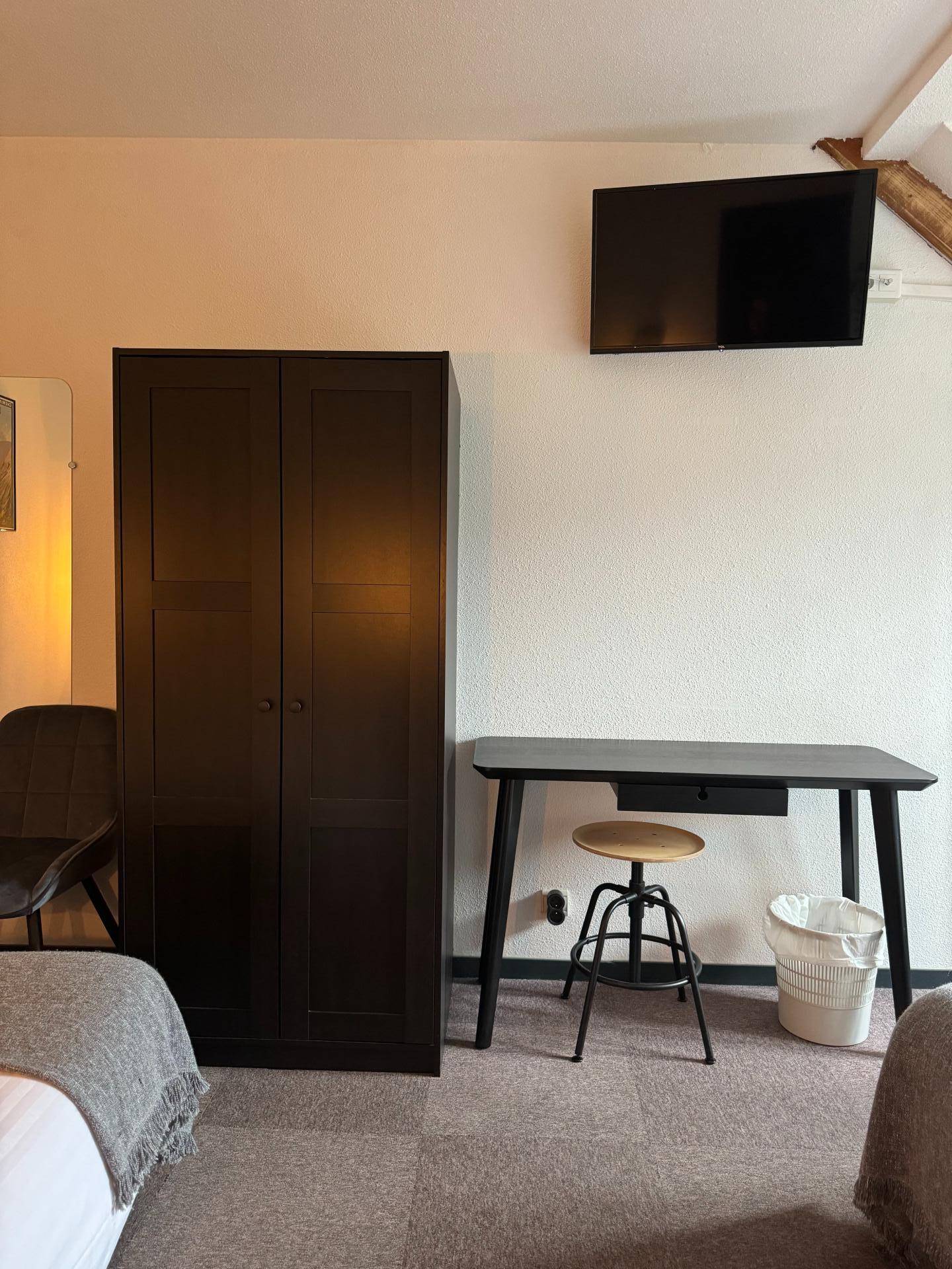 Photo 10 of the listing.