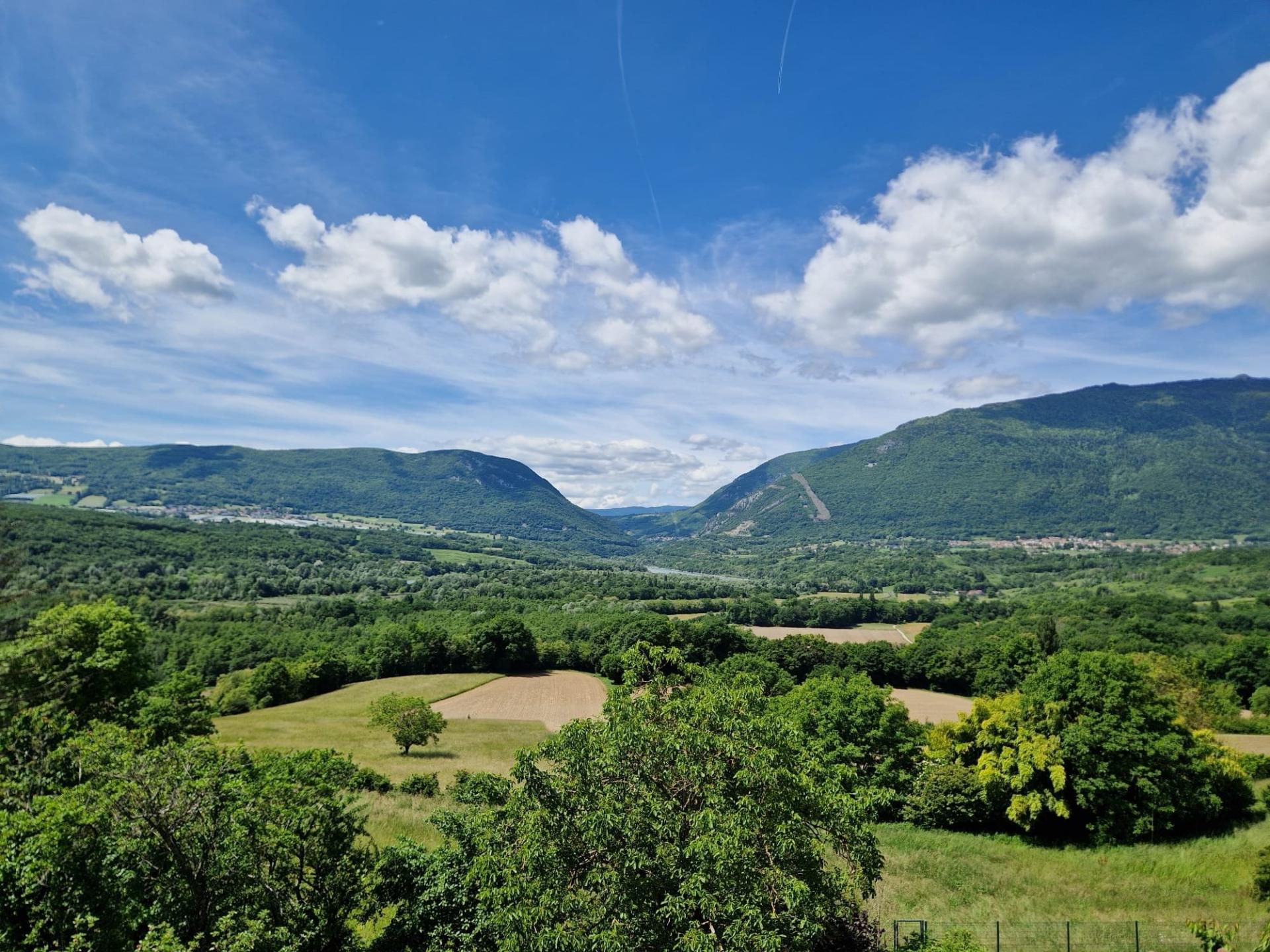 Photo 2 of the listing.