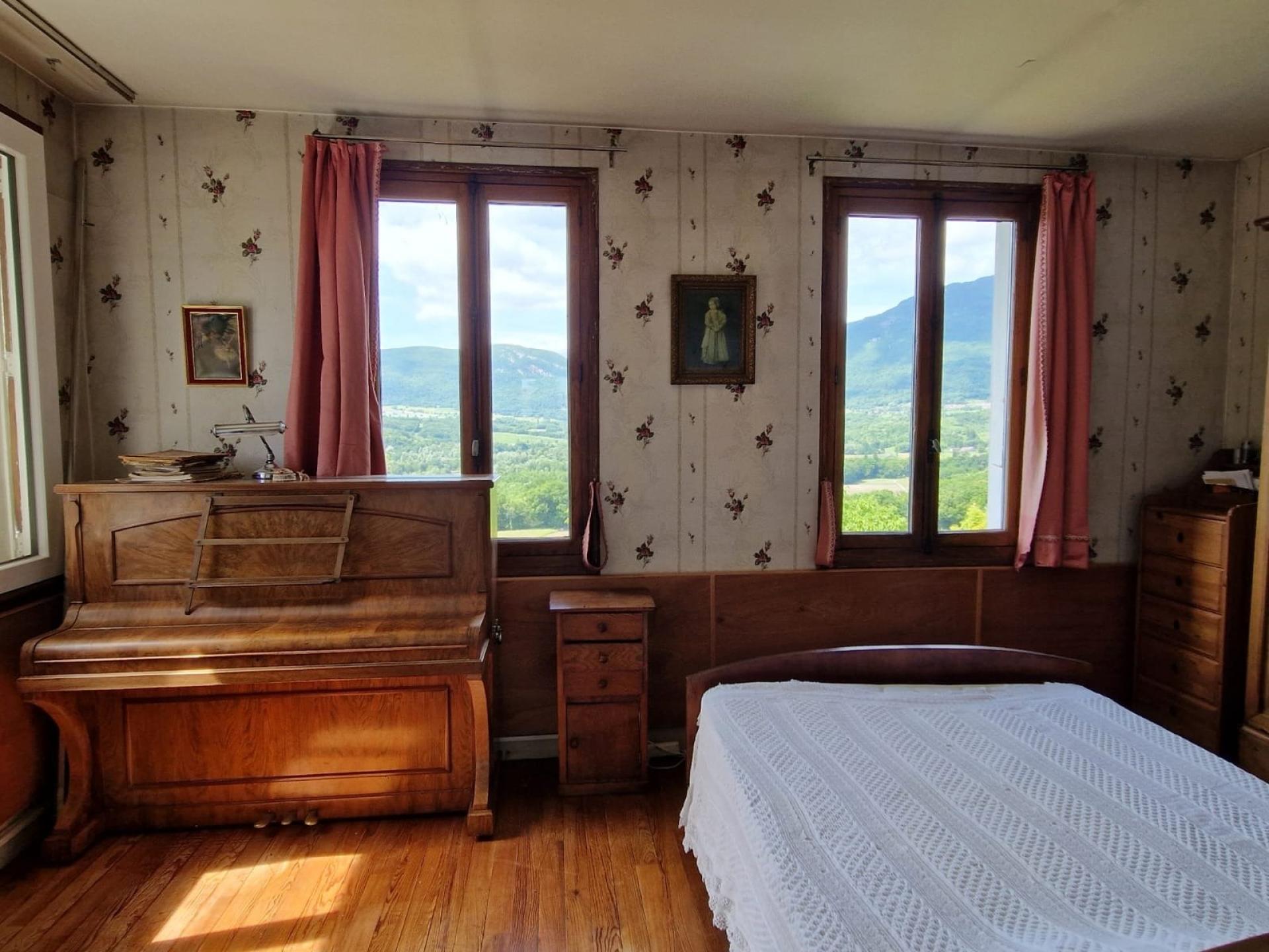 Photo 4 of the listing.