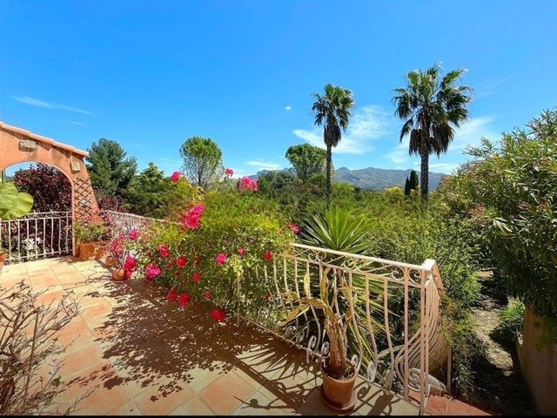 Photo 2 of the listing.