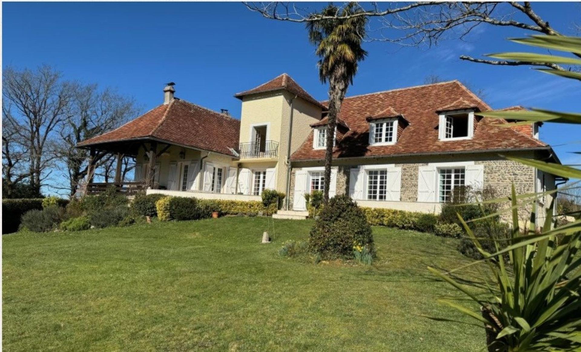 Photo 2 of the listing.