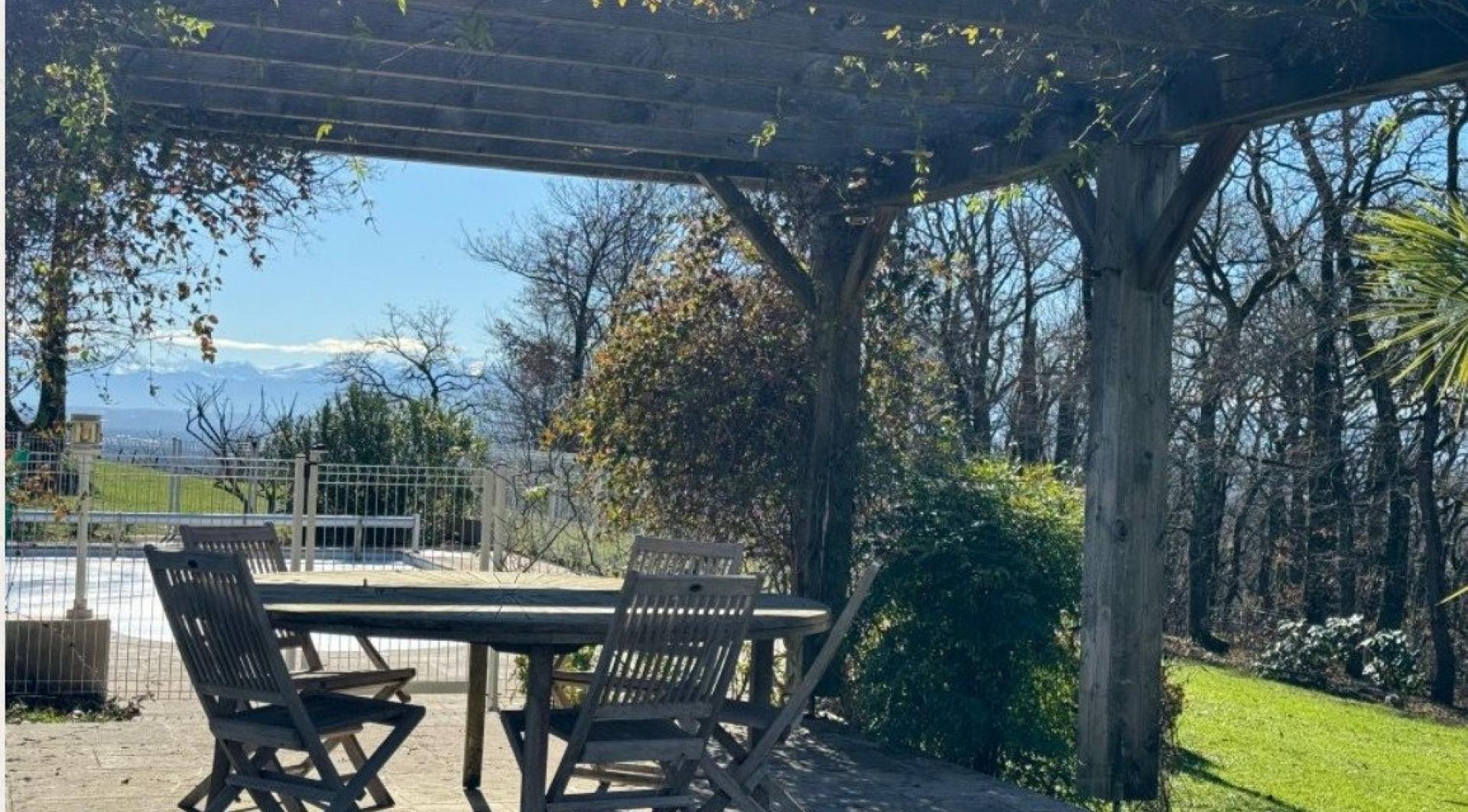 Photo 6 of the listing.