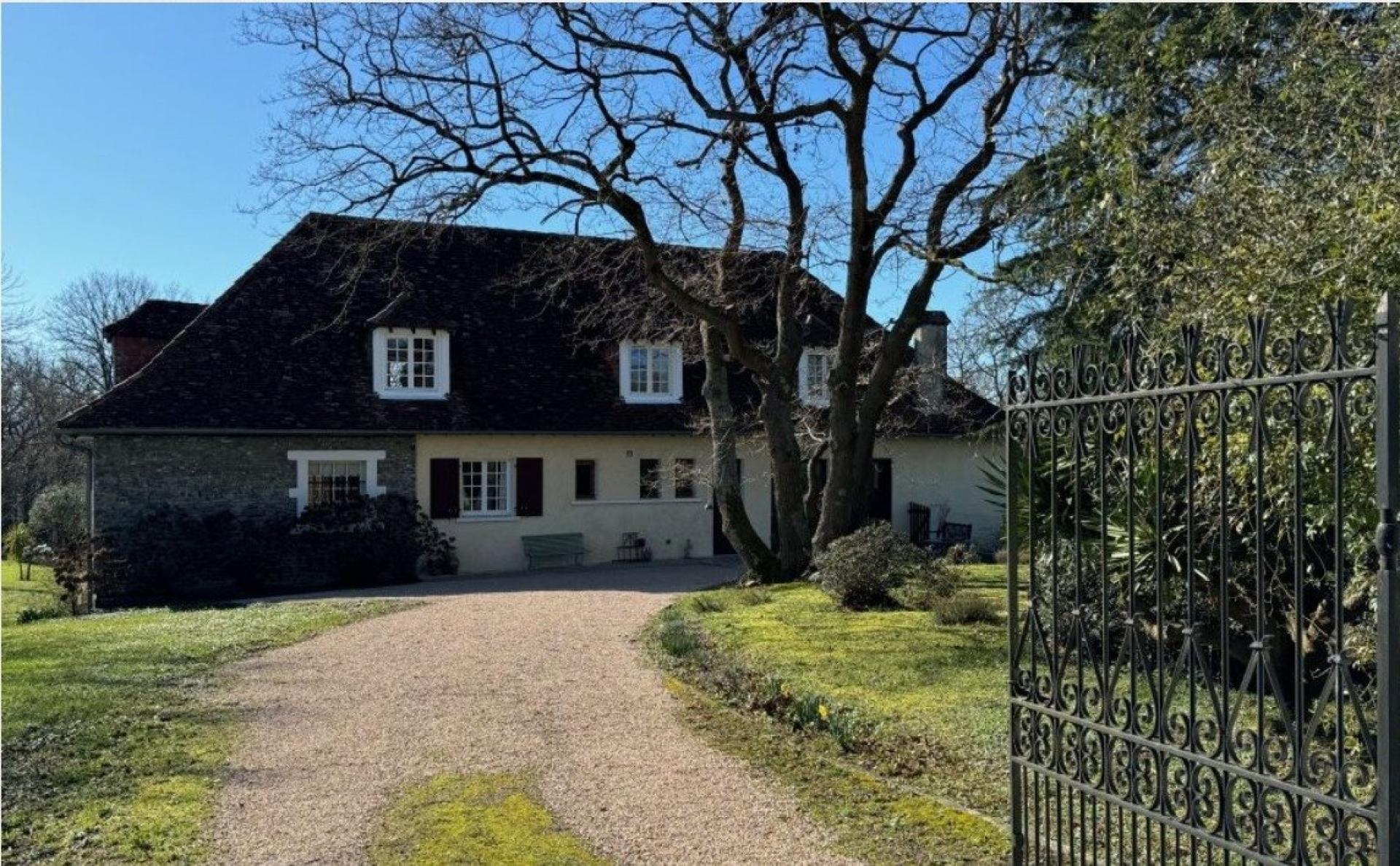 Photo 9 of the listing.