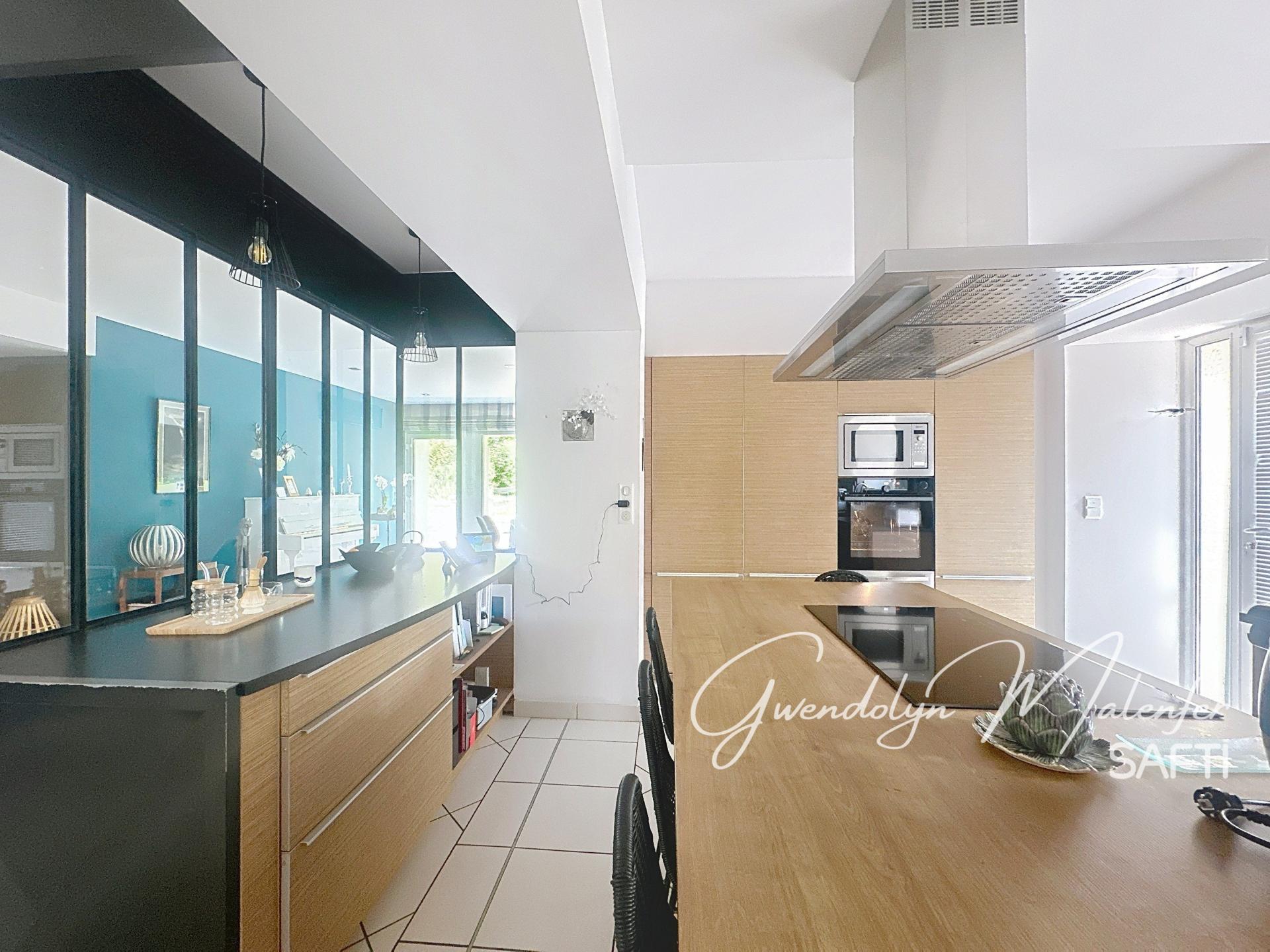 Photo 4 of the listing.