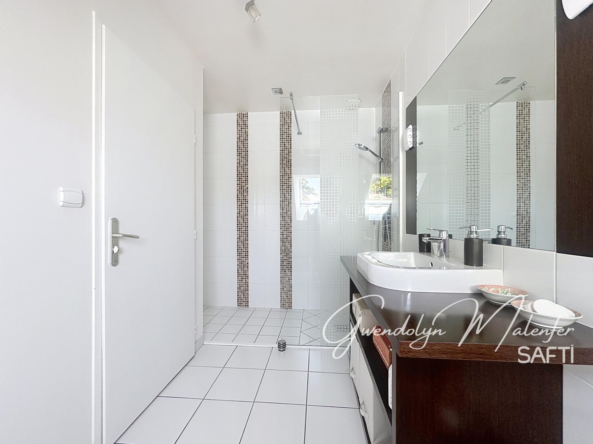 Photo 10 of the listing.