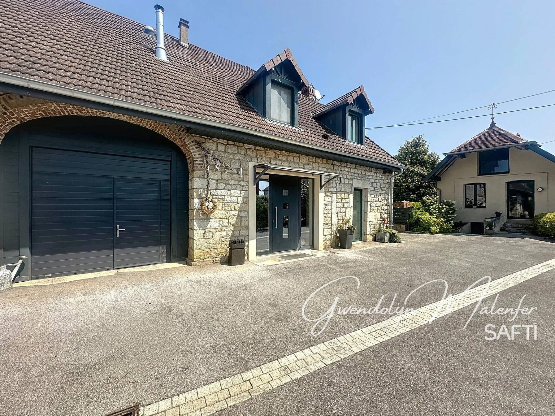 Photo 2 of the listing.