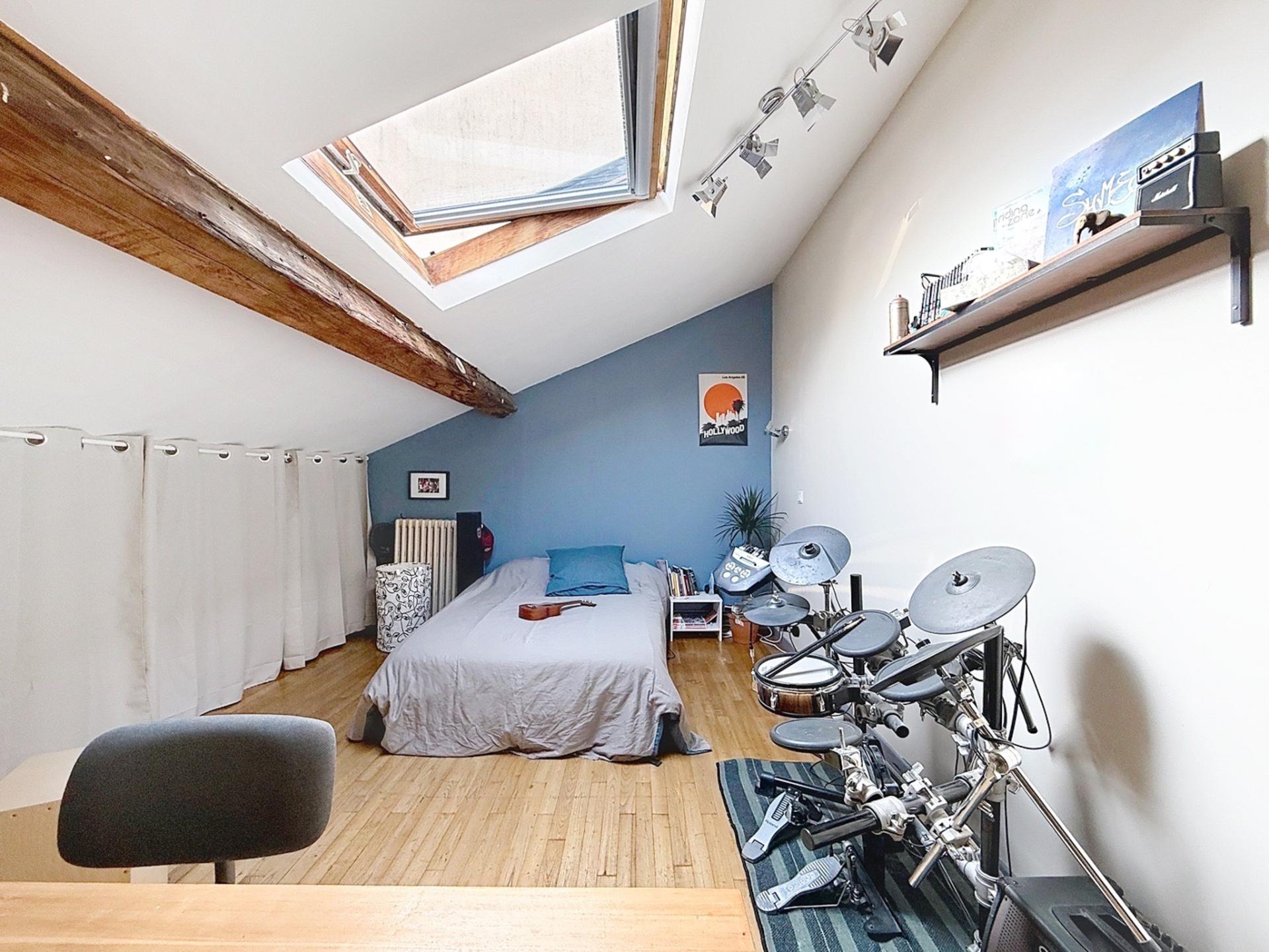 Photo 8 of the listing.