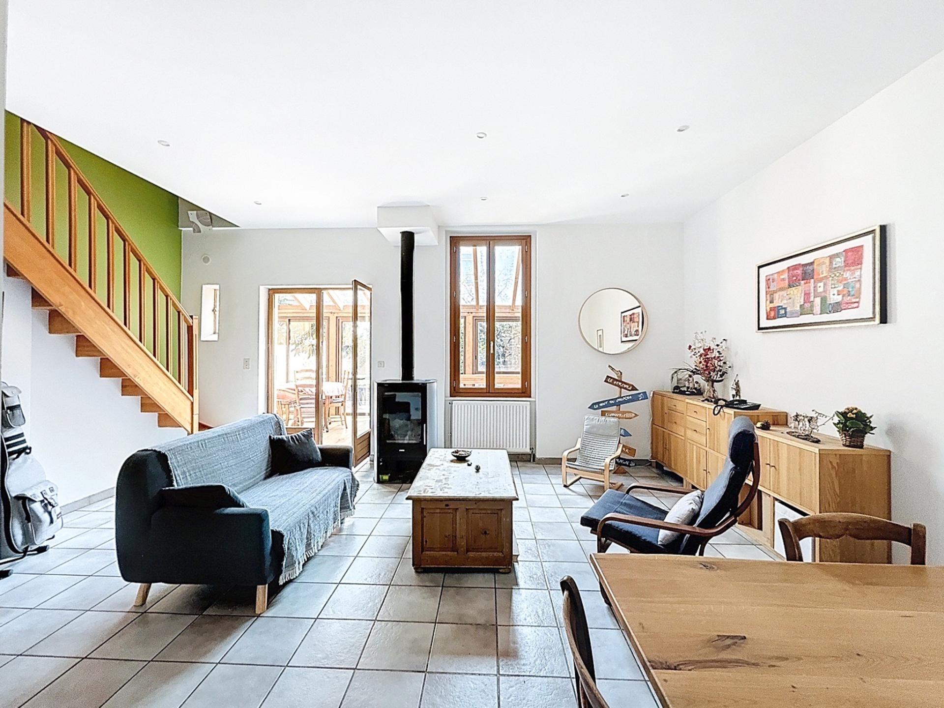 Photo 5 of the listing.