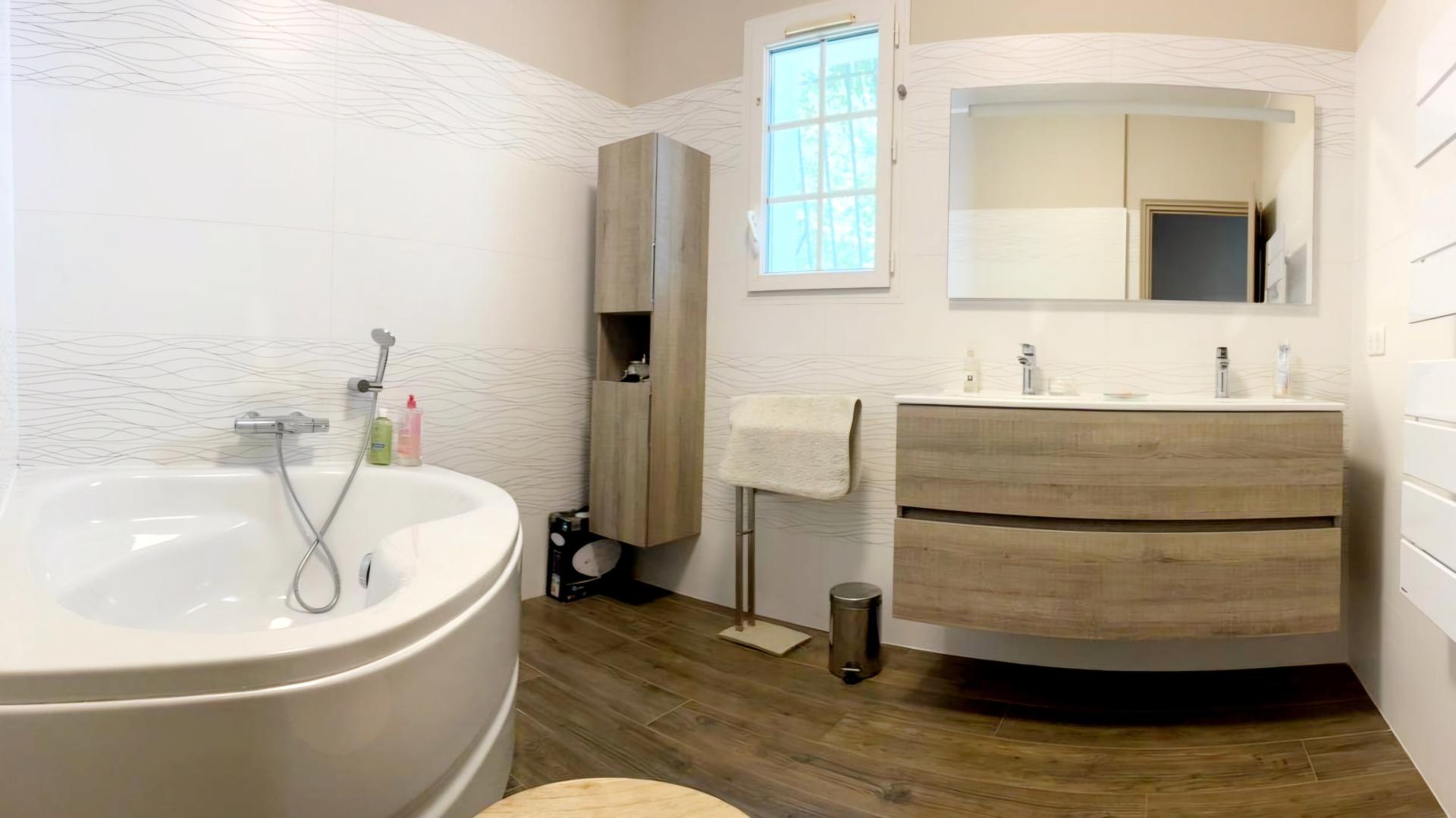 Photo 14 of the listing.