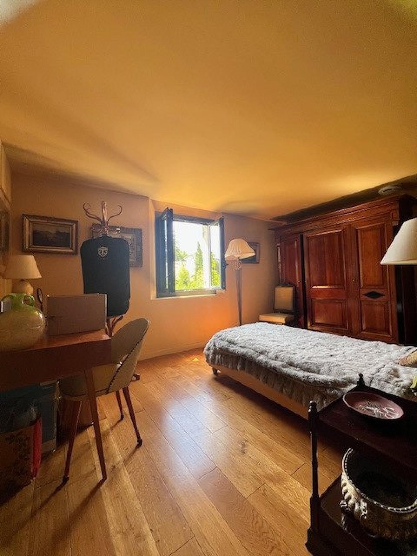 Photo 8 of the listing.