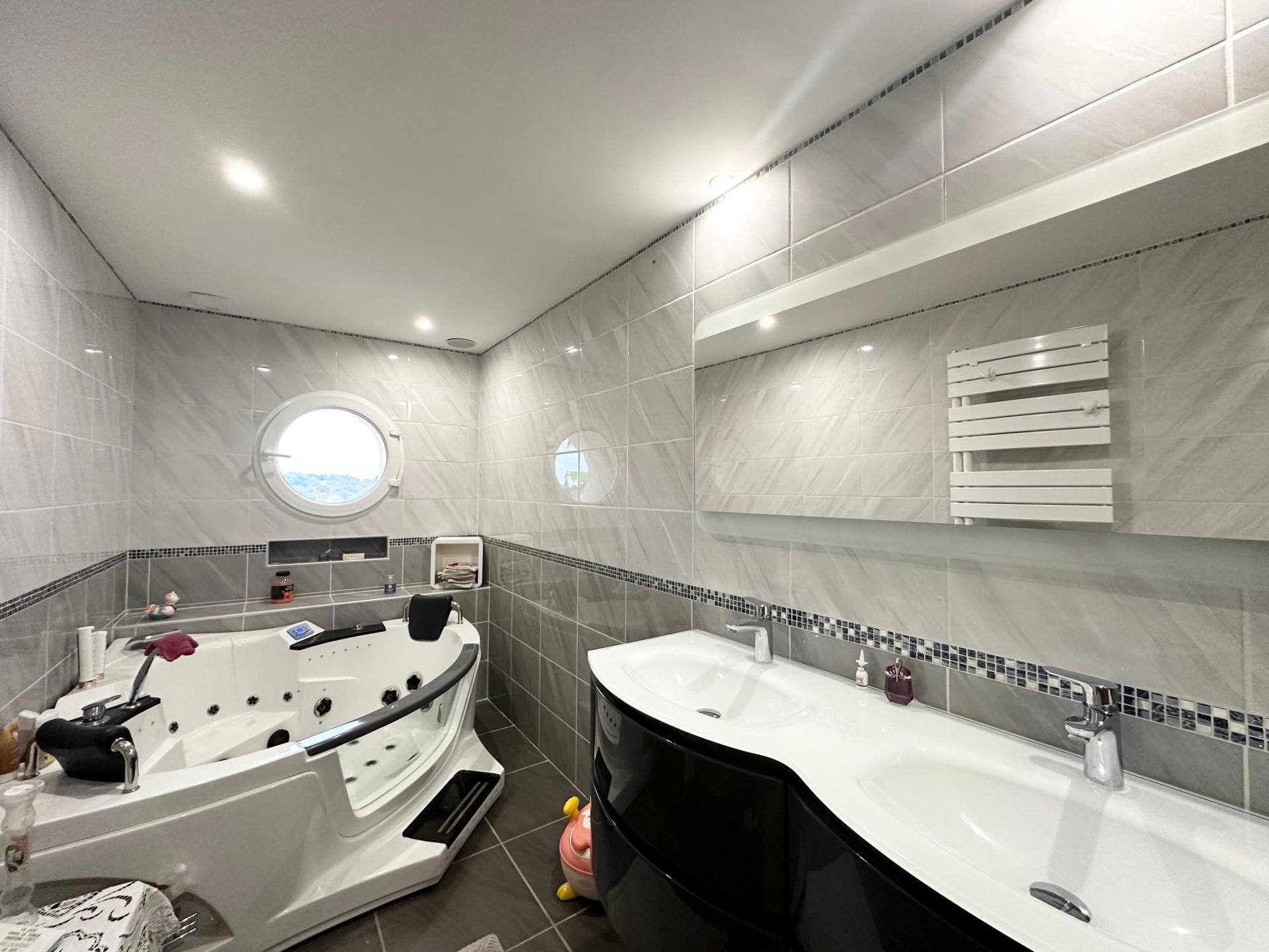 Photo 13 of the listing.