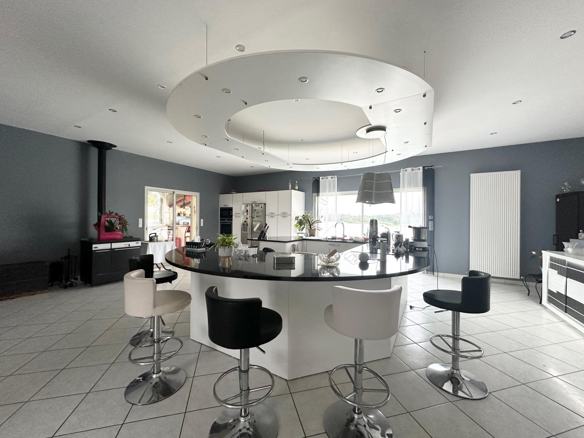 Photo 4 of the listing.