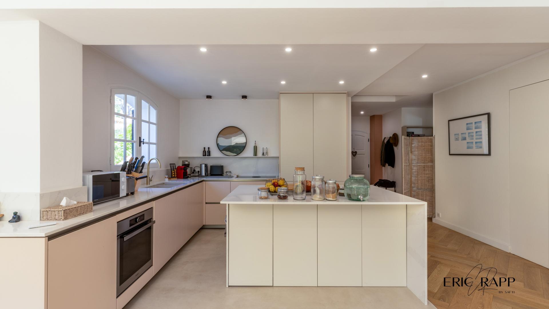 Photo 7 of the listing.