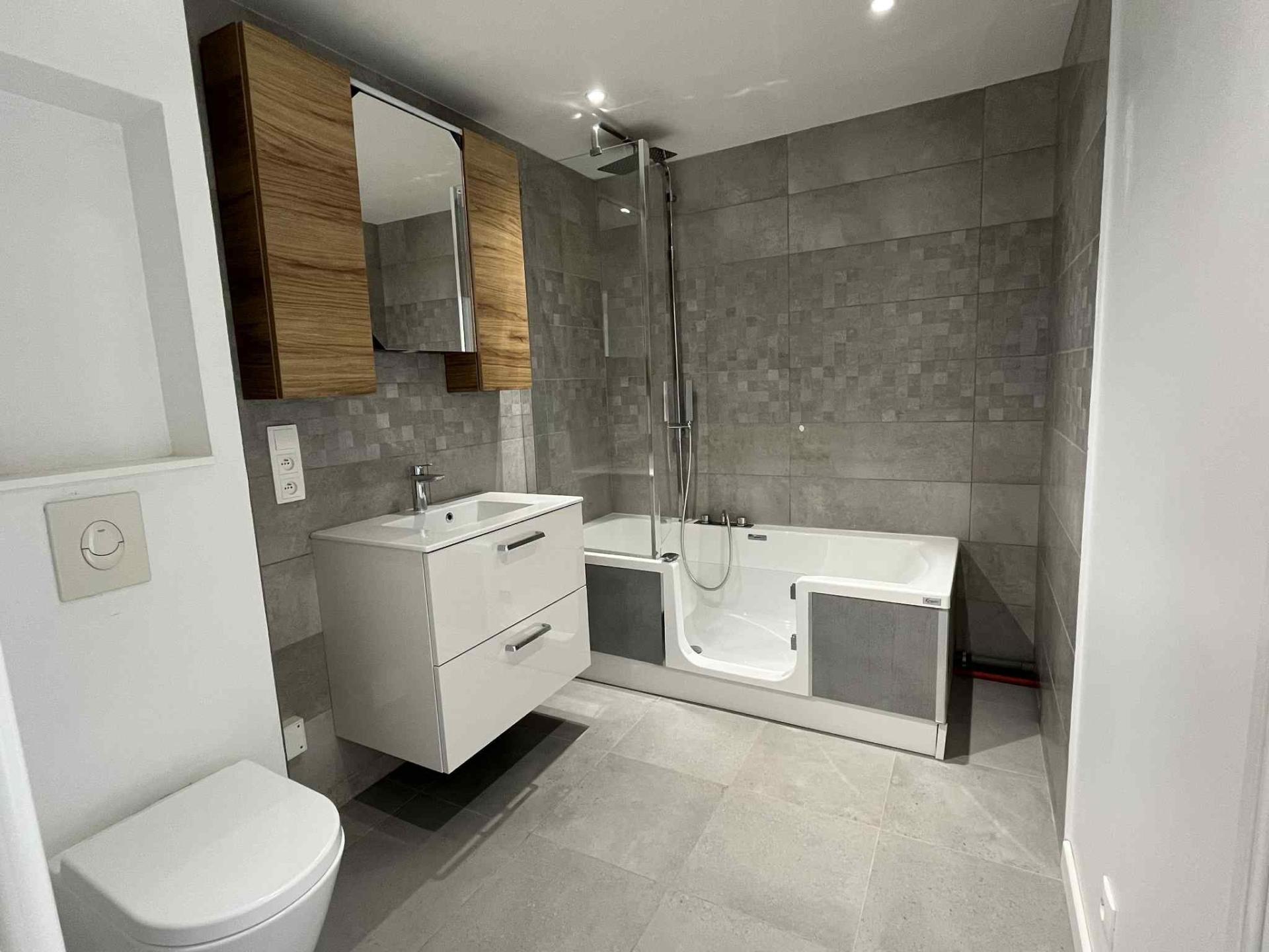 Photo 6 of the listing.