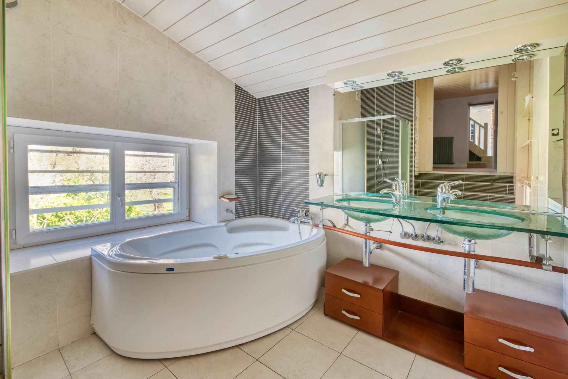 Photo 12 of the listing.