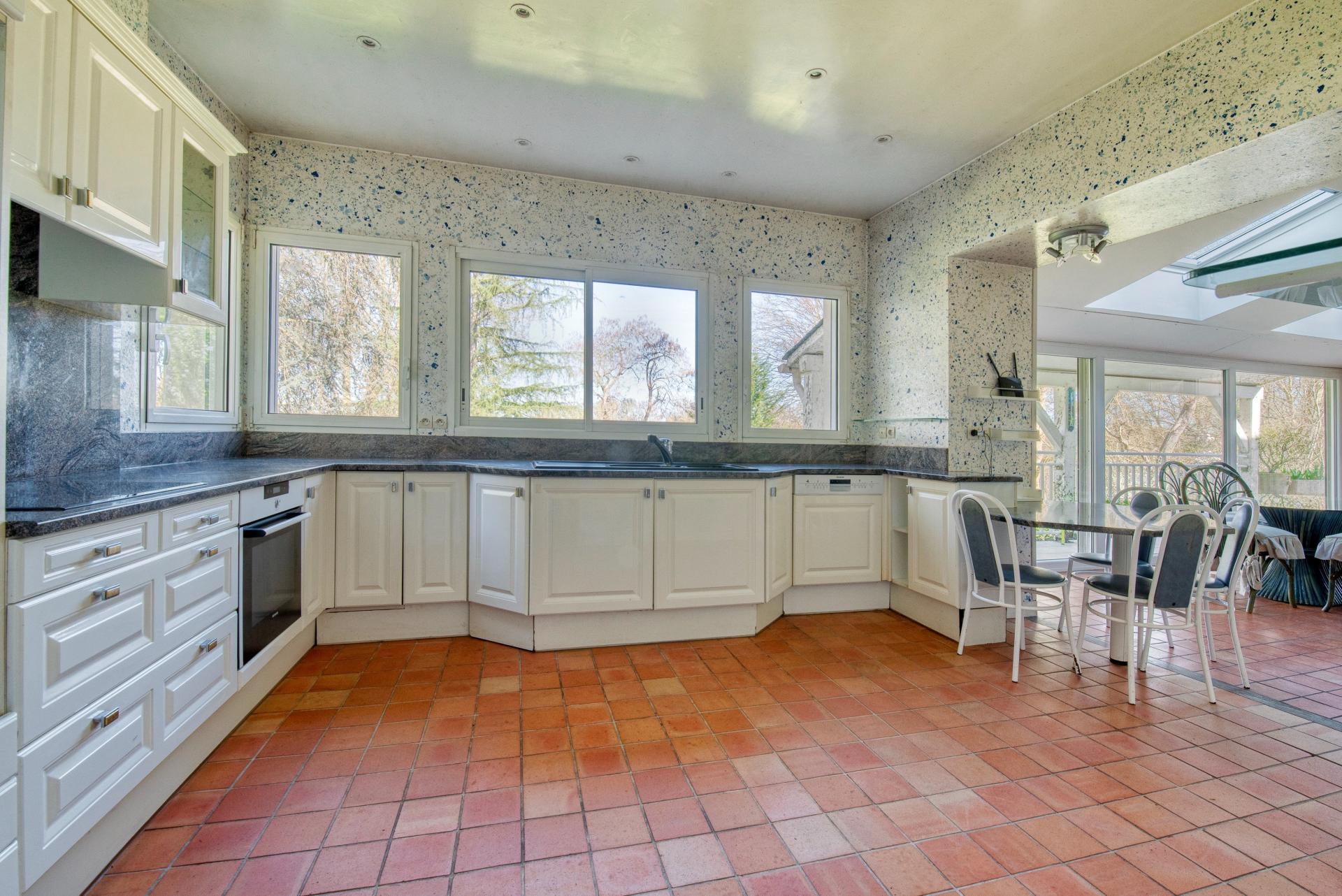 Photo 11 of the listing.