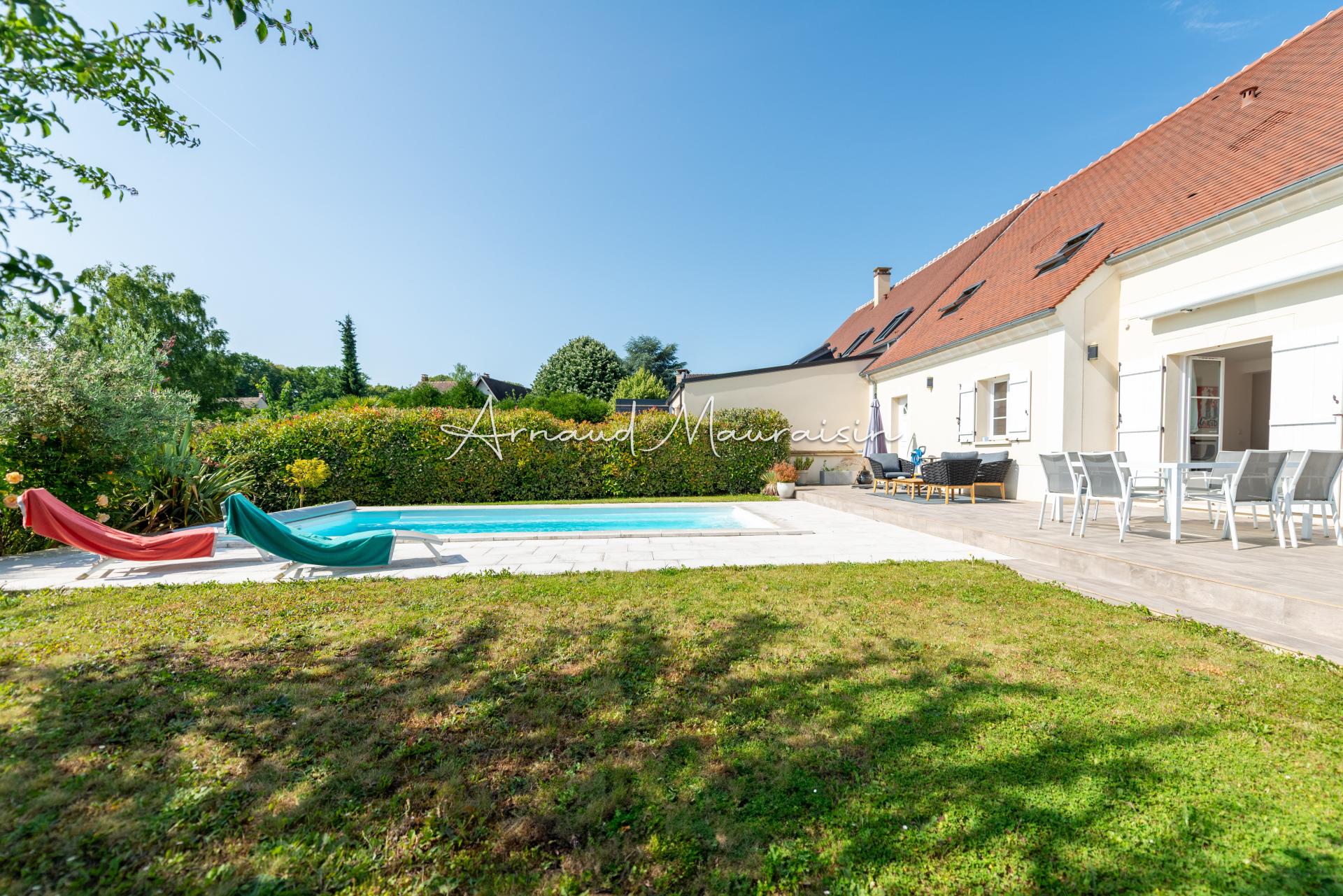 Photo 2 of the listing.