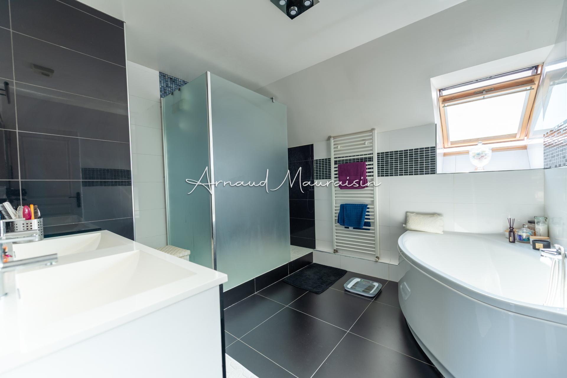 Photo 9 of the listing.