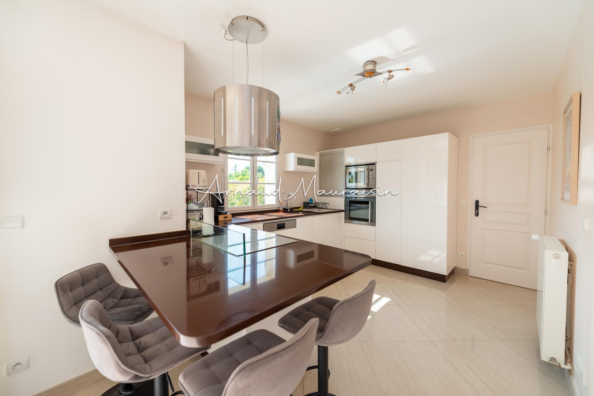 Photo 5 of the listing.