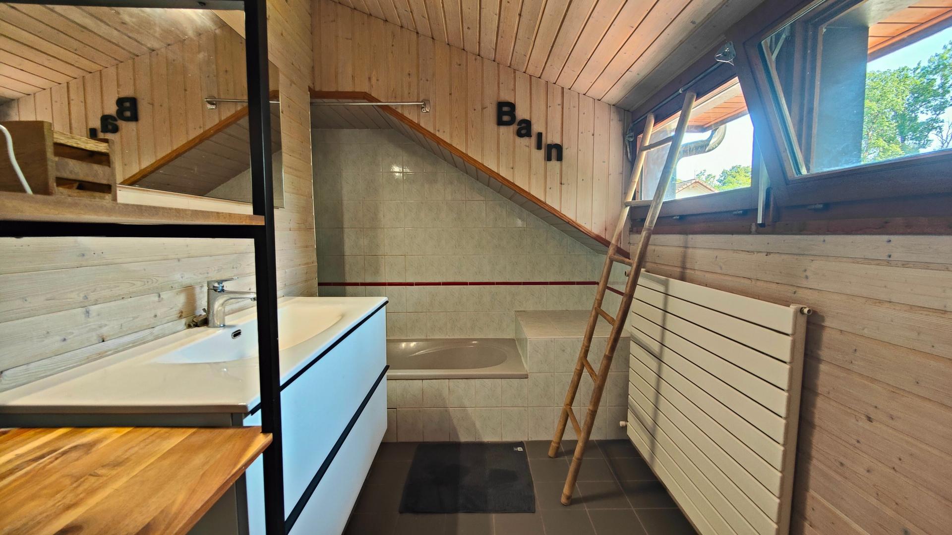 Photo 7 of the listing.