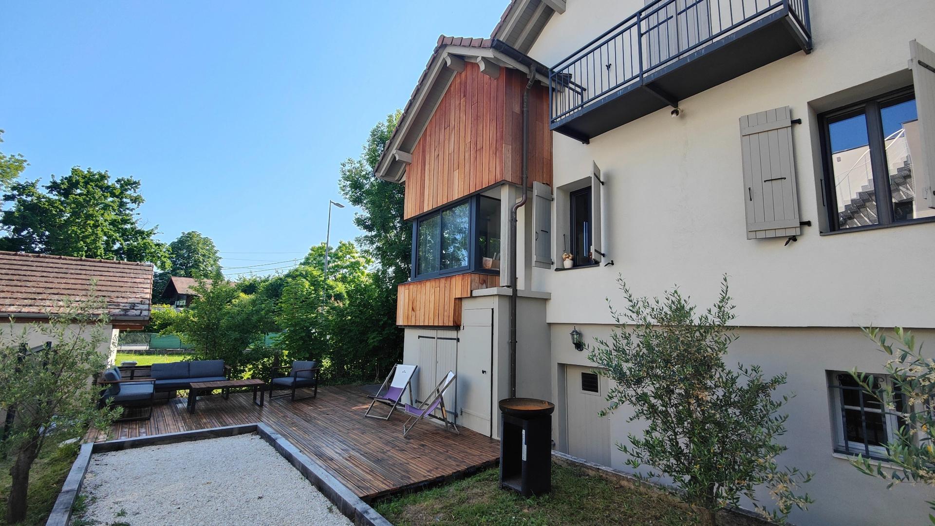 Photo 2 of the listing.