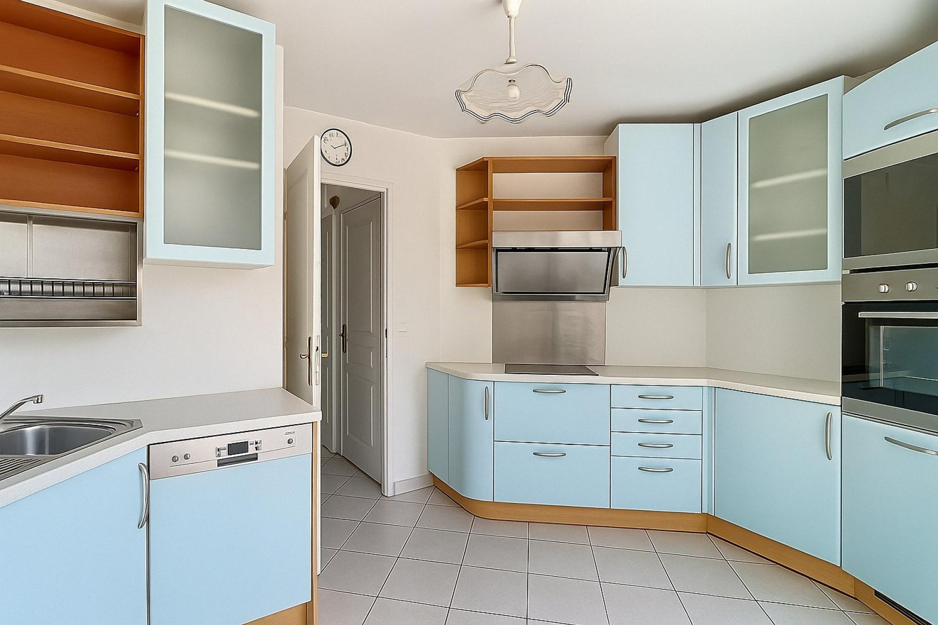 Photo 4 of the listing.