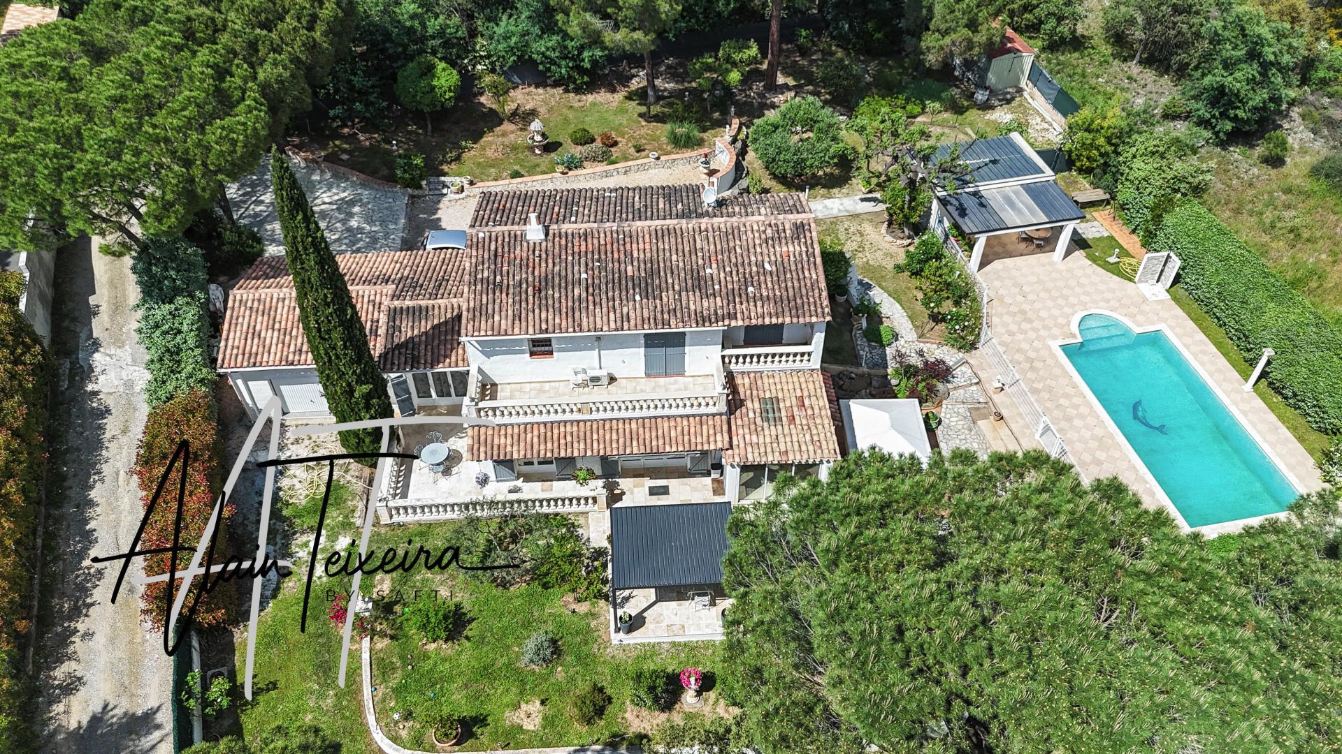 Photo 2 of the listing.