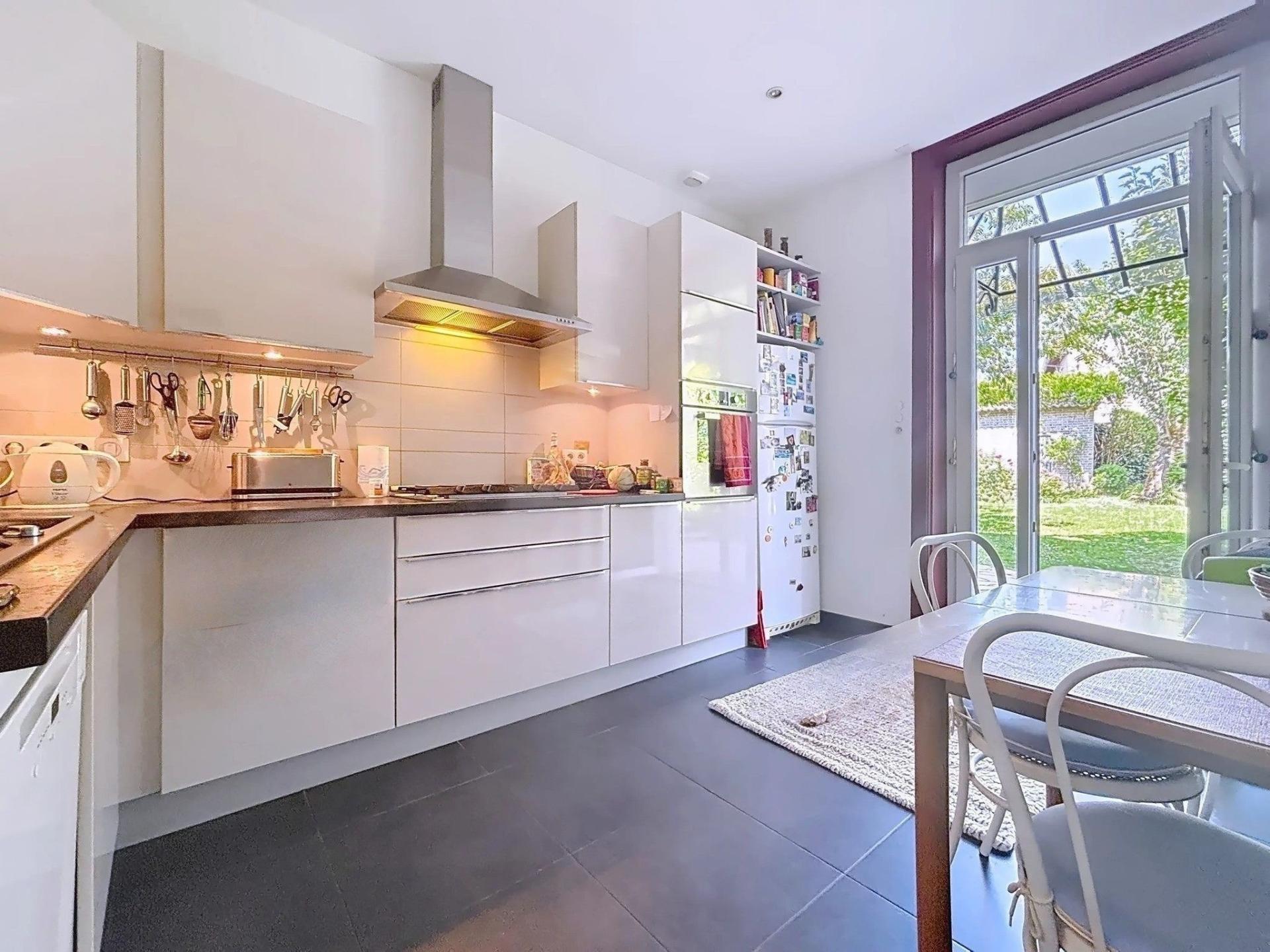 Photo 7 of the listing.