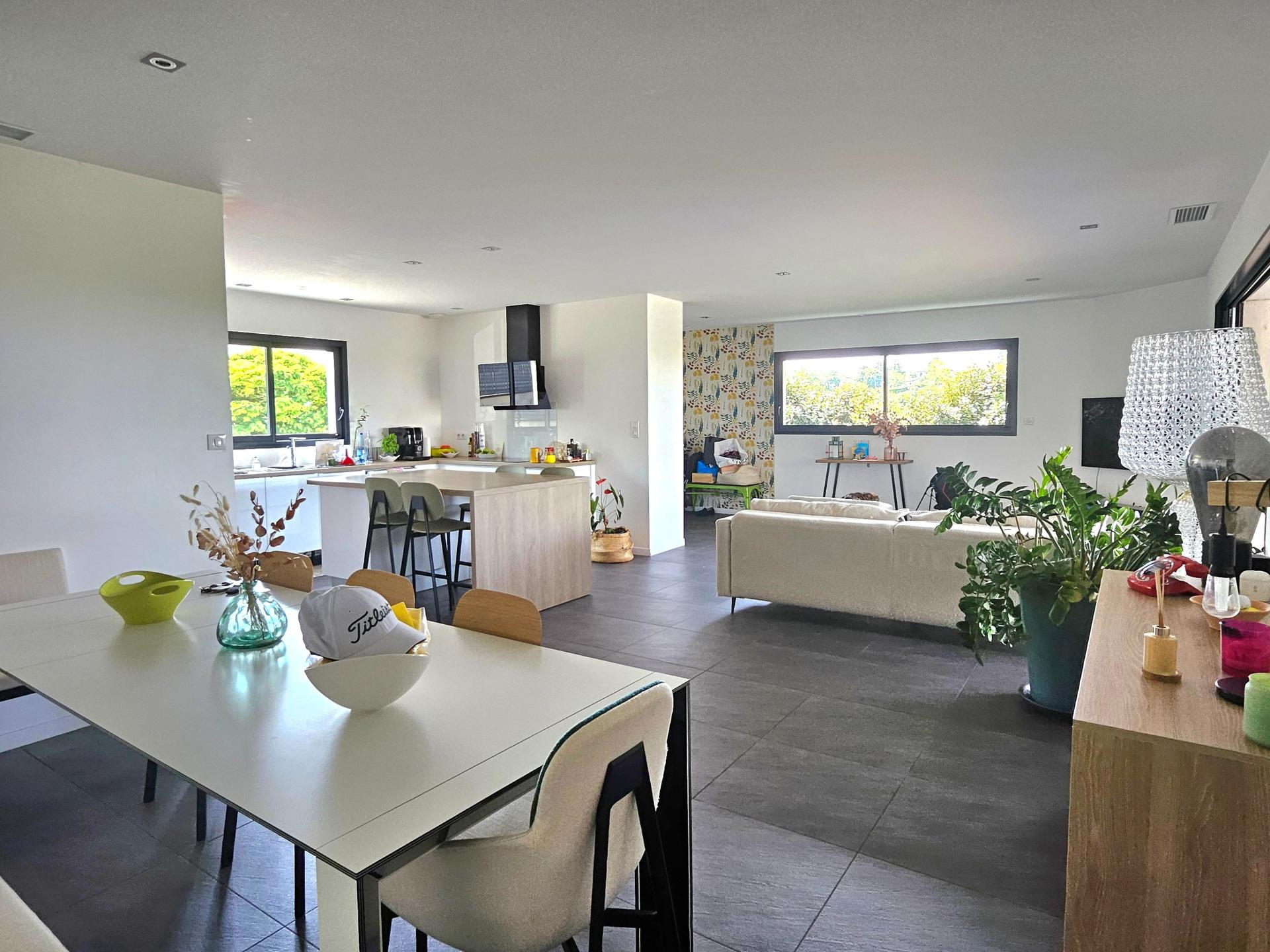 Photo 4 of the listing.