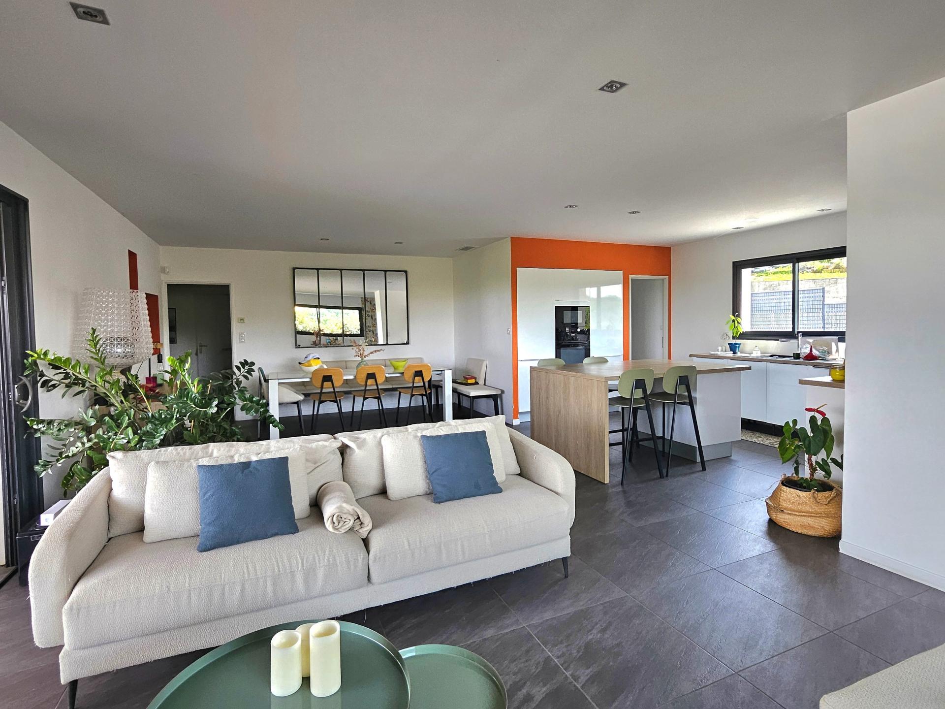 Photo 2 of the listing.