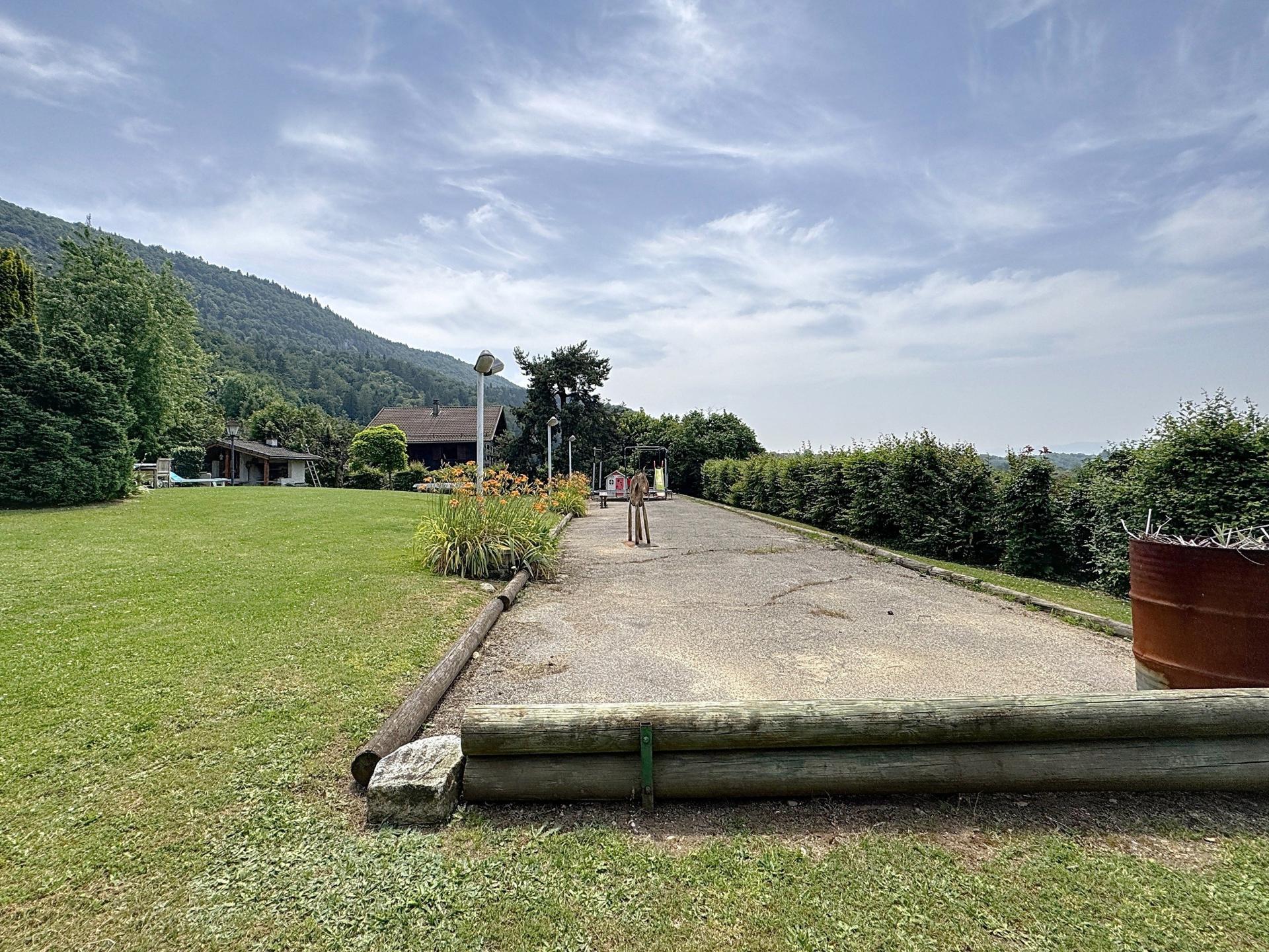 Photo 11 of the listing.