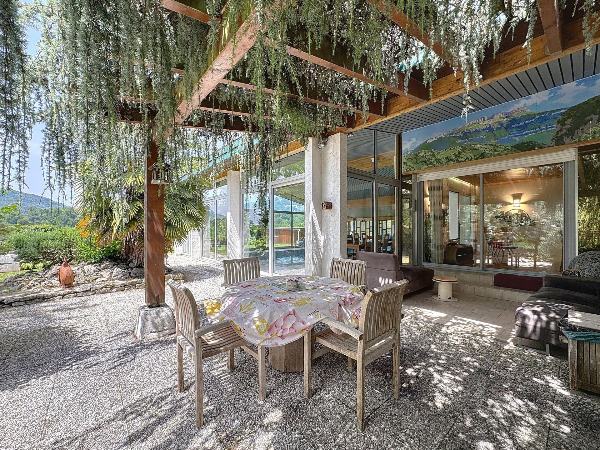 Photo 2 of the listing.