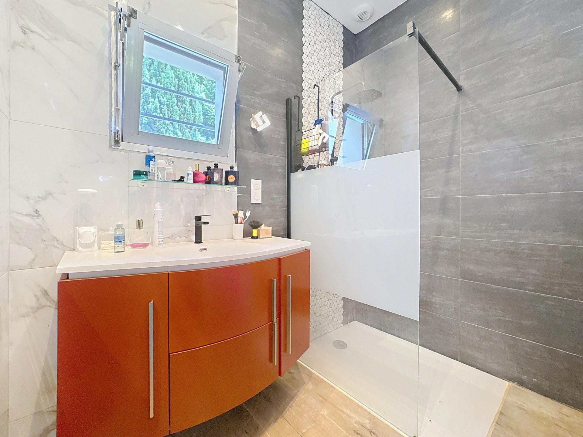 Photo 9 of the listing.