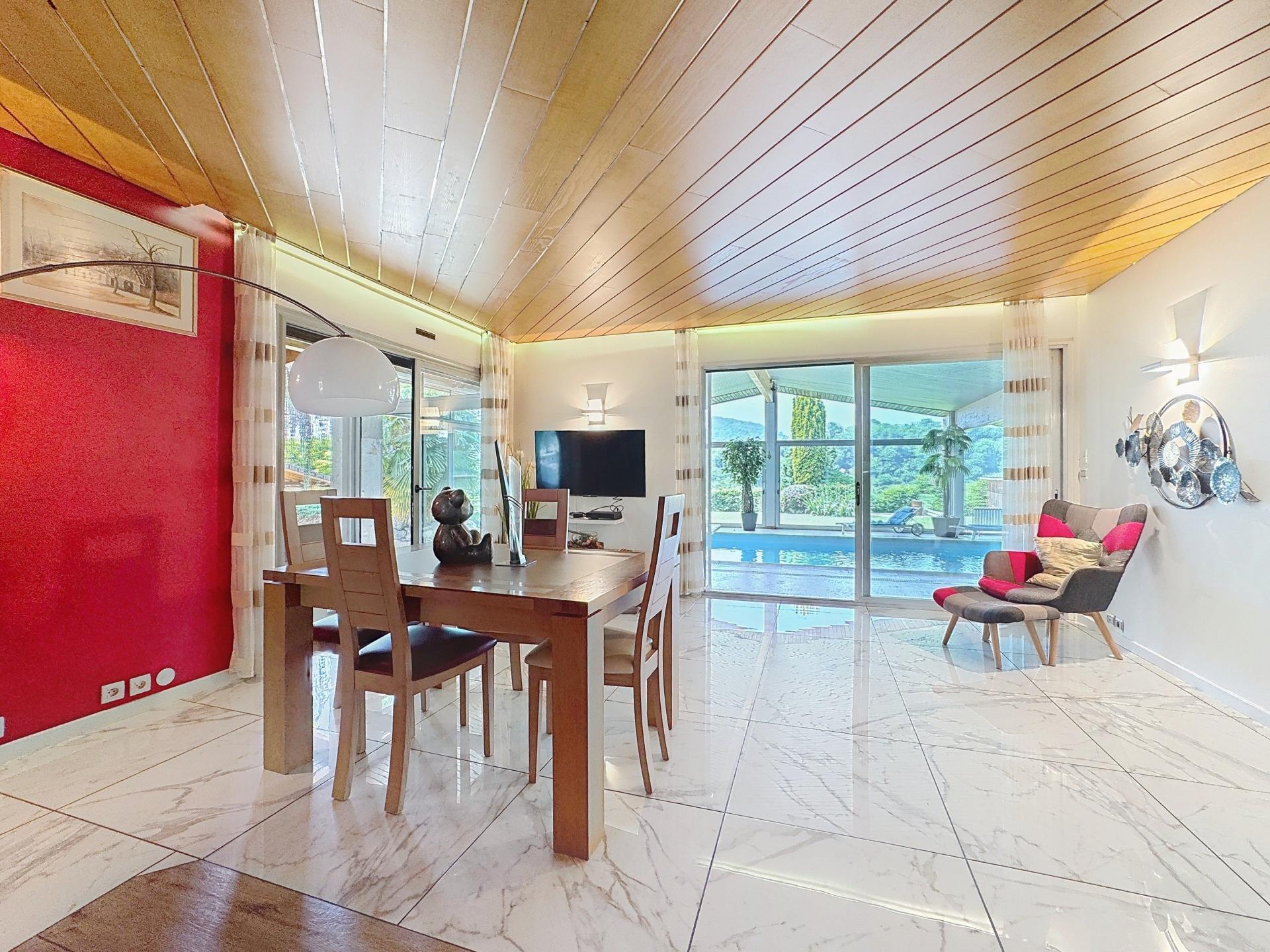 Photo 3 of the listing.