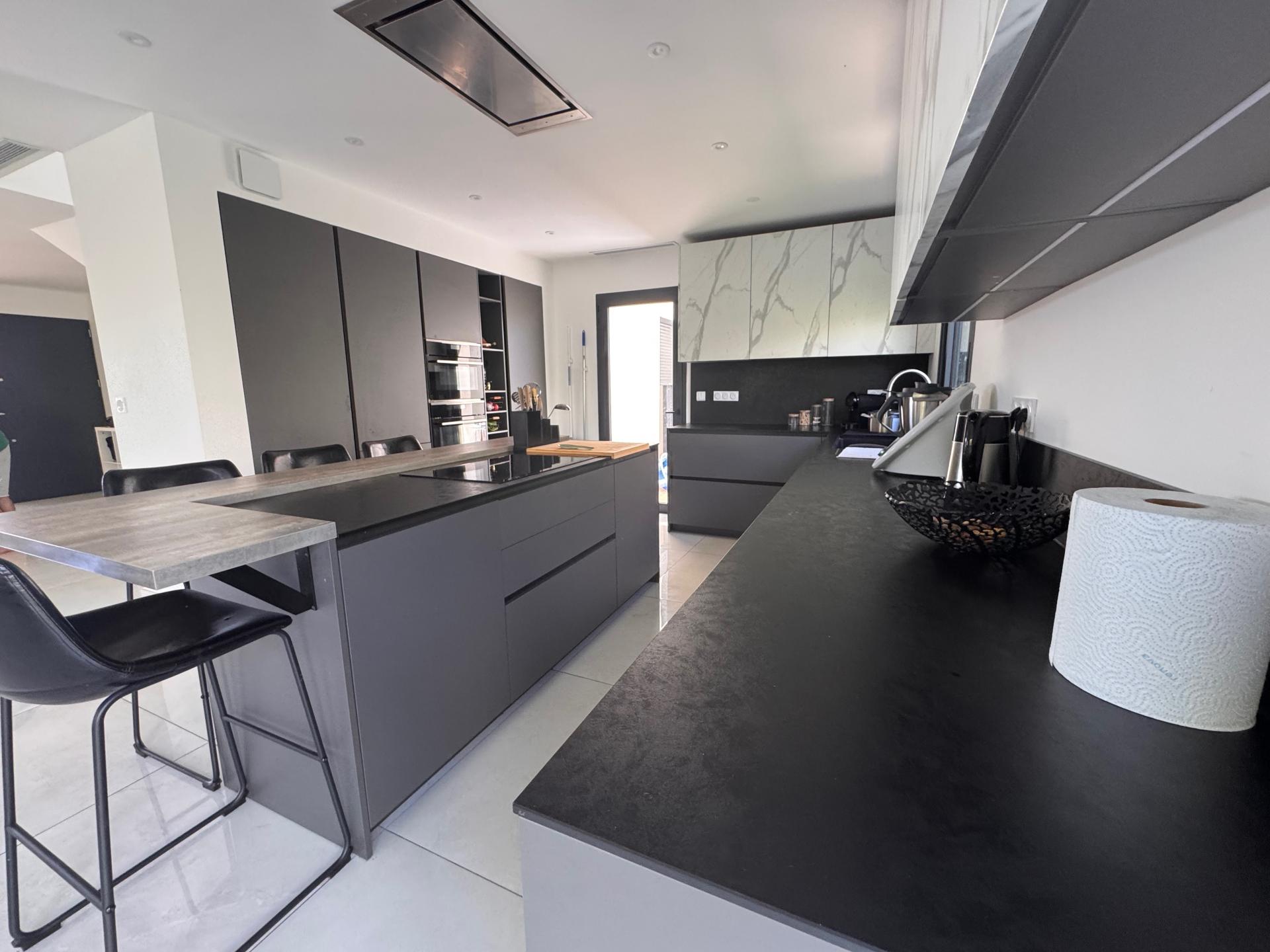 Photo 6 of the listing.