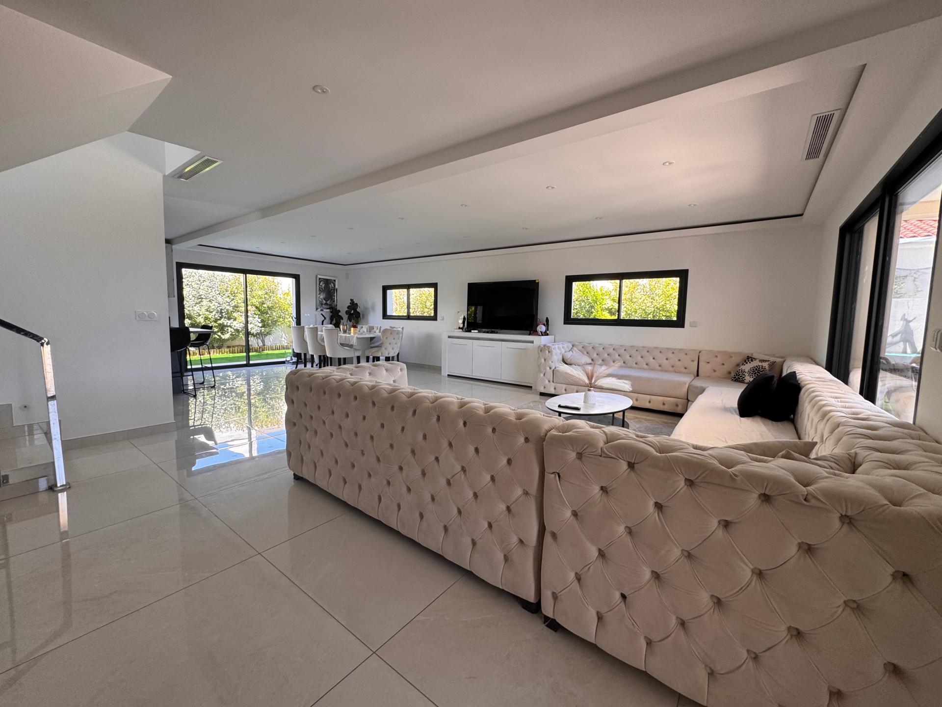 Photo 4 of the listing.