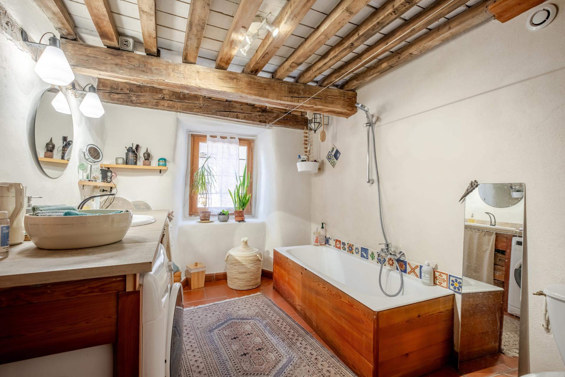 Photo 8 of the listing.