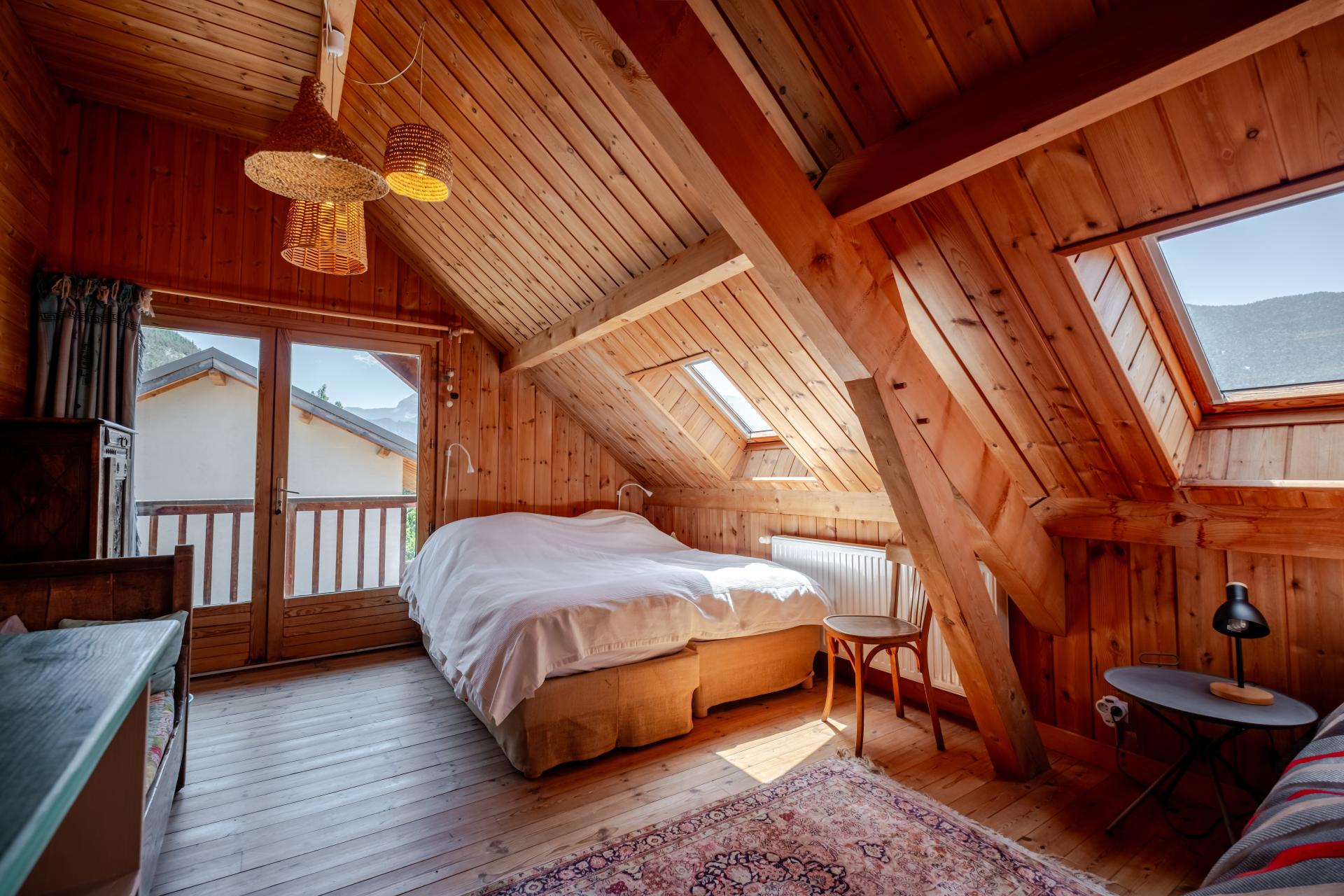 Photo 6 of the listing.