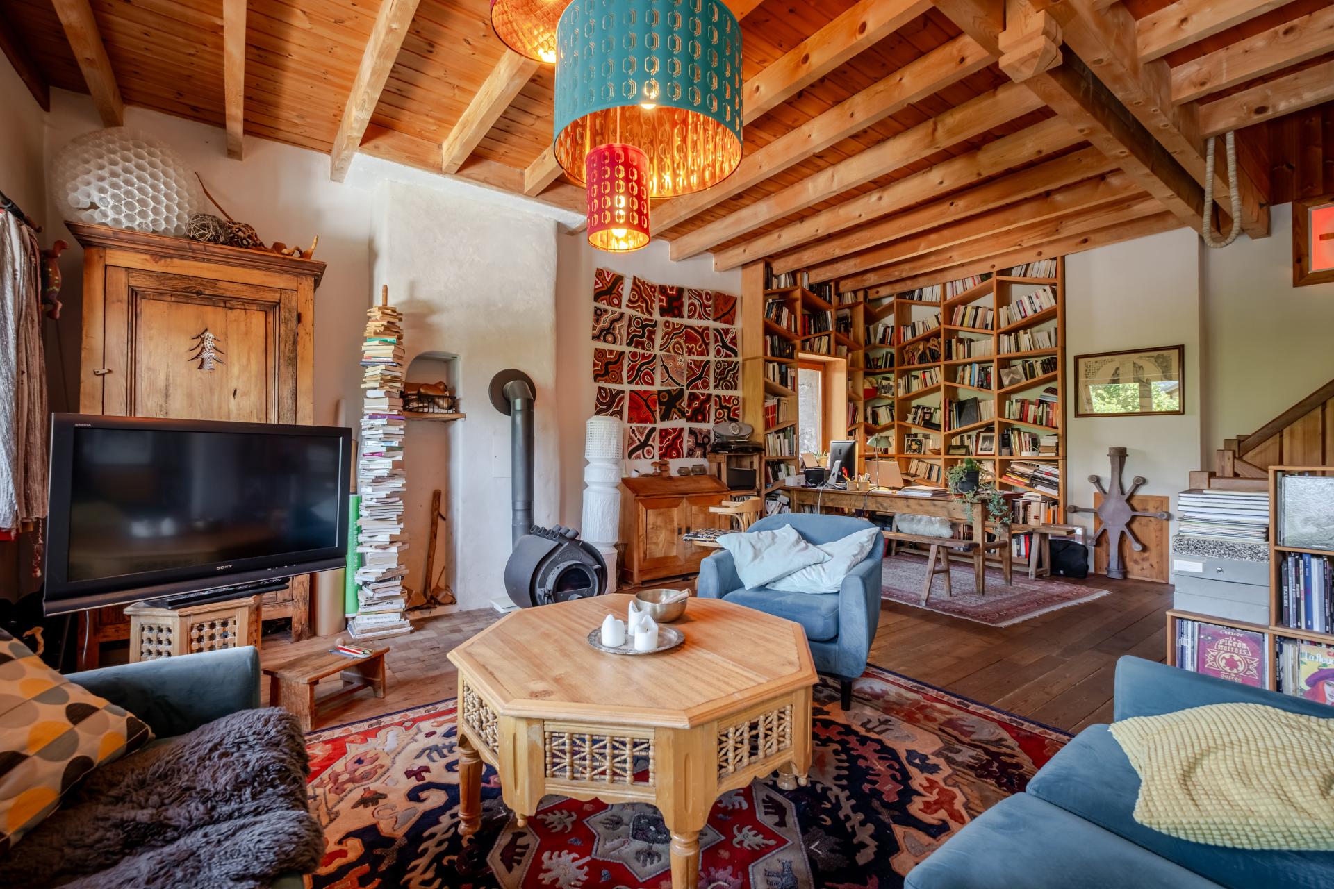 Photo 2 of the listing.