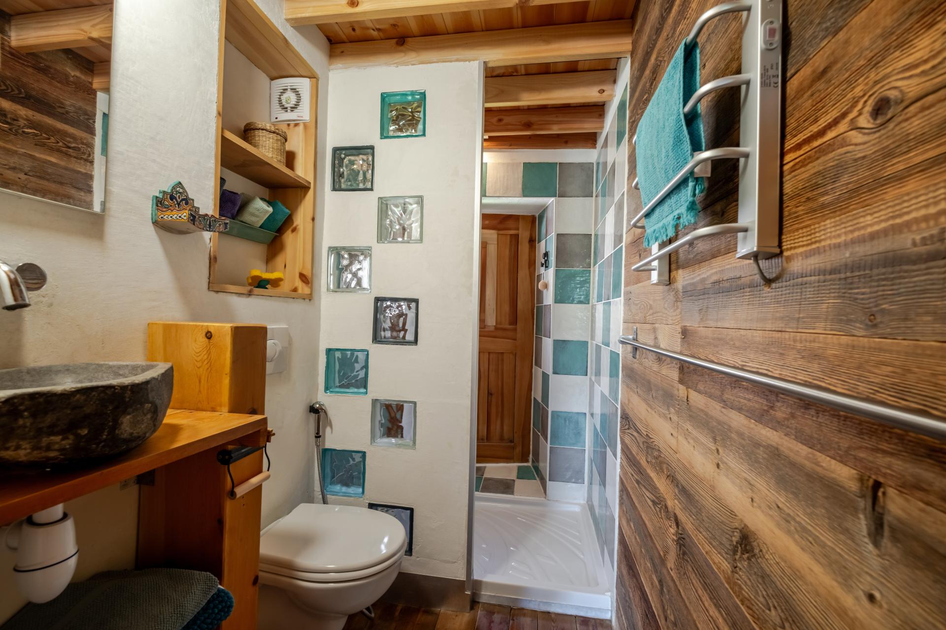 Photo 9 of the listing.