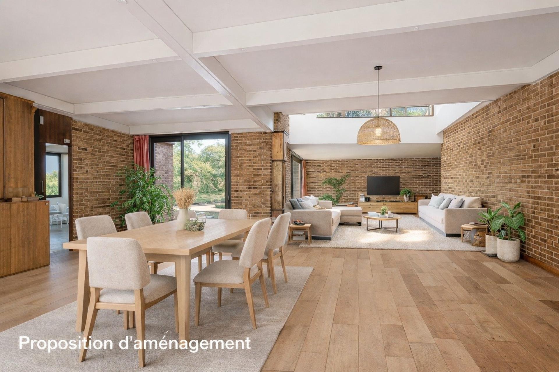 Photo 6 of the listing.