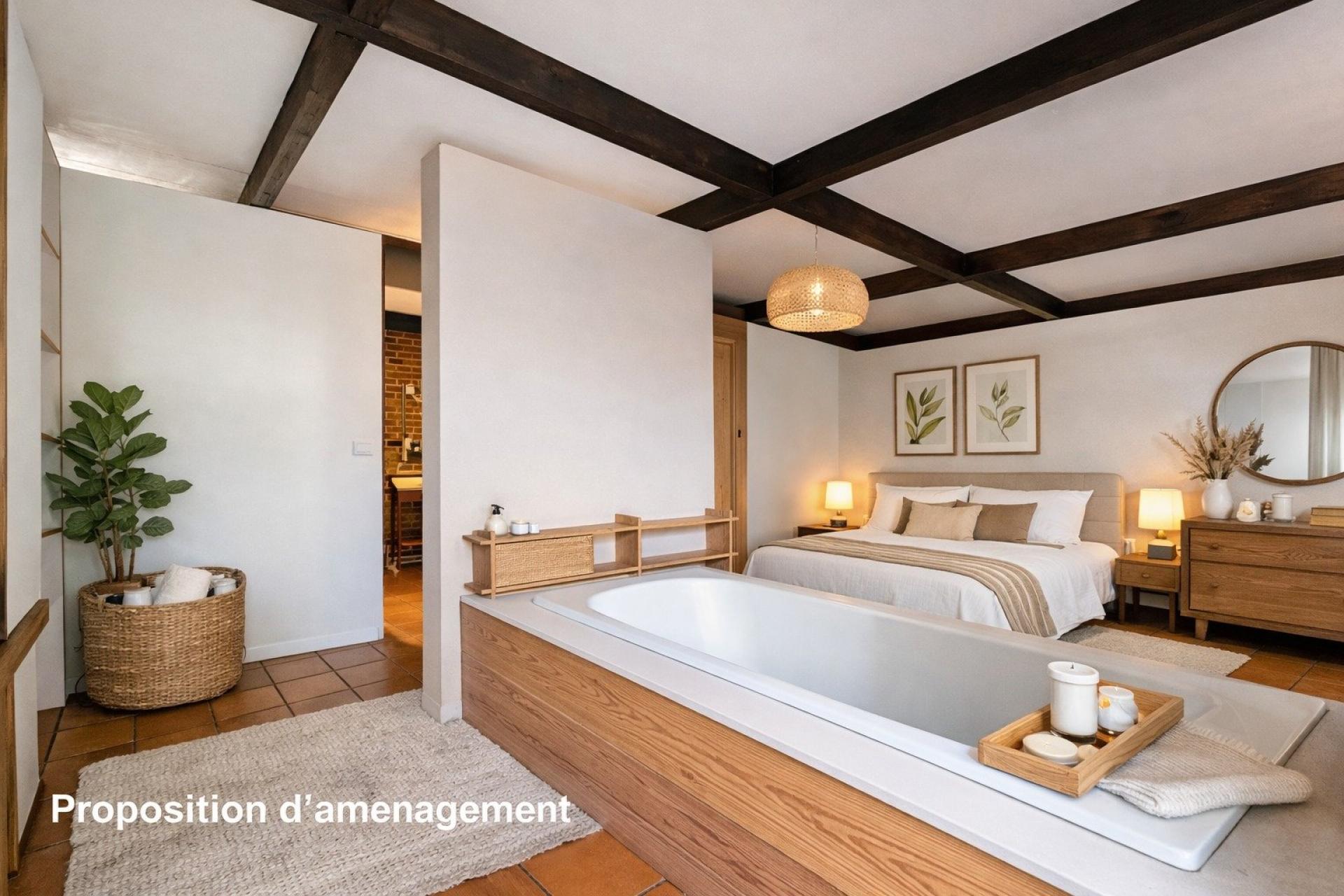 Photo 14 of the listing.