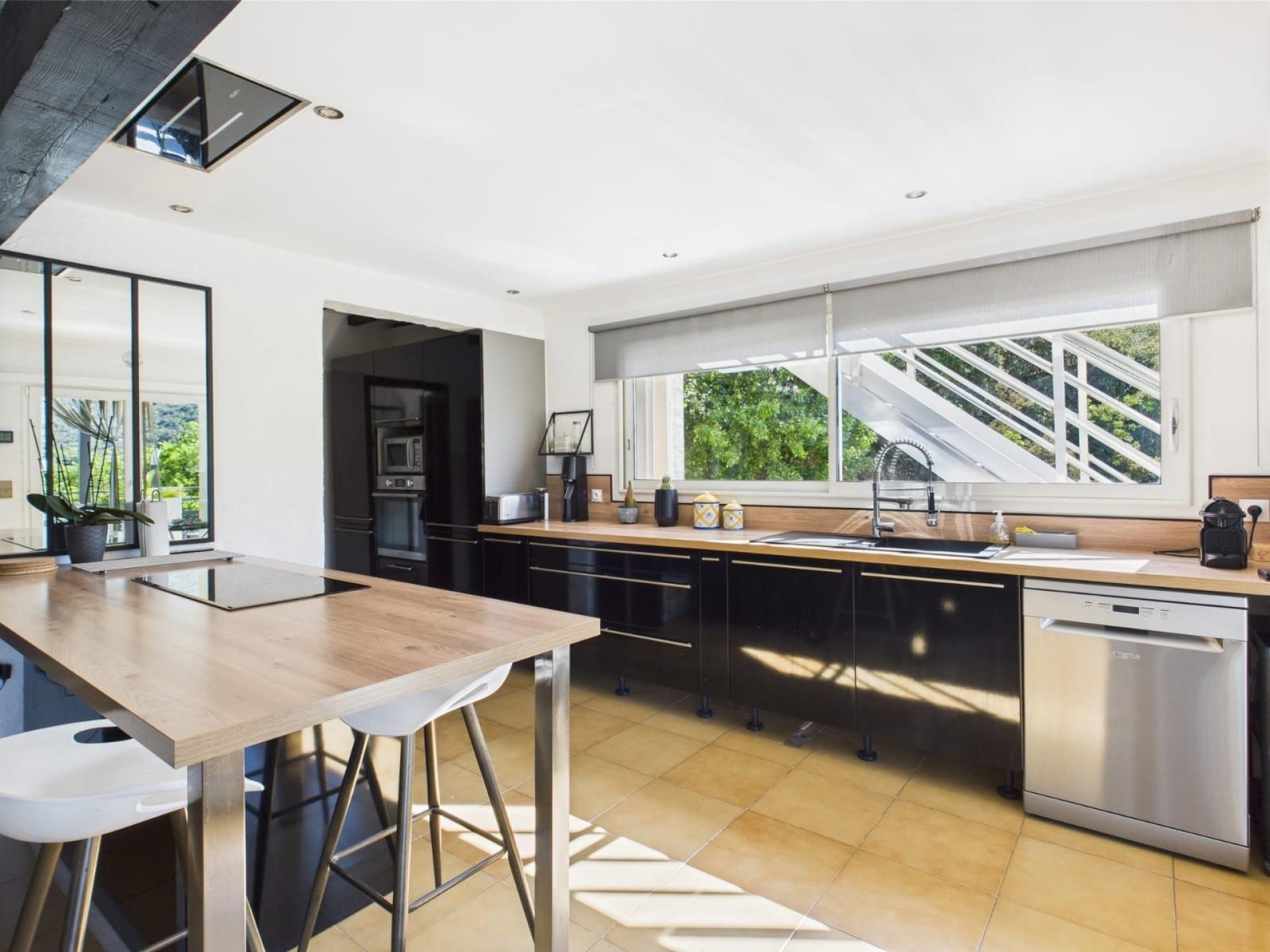 Photo 3 of the listing.