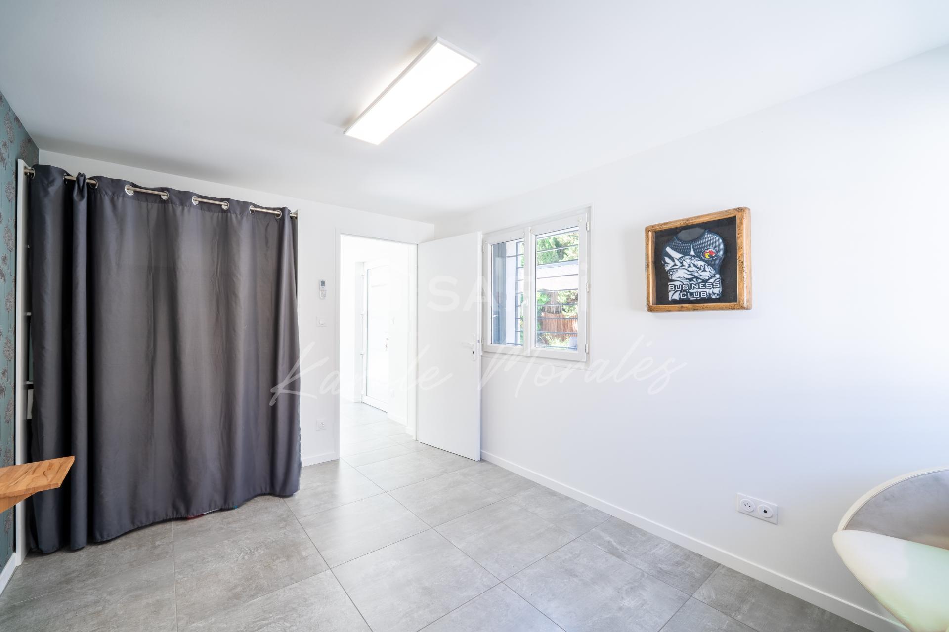 Photo 7 of the listing.